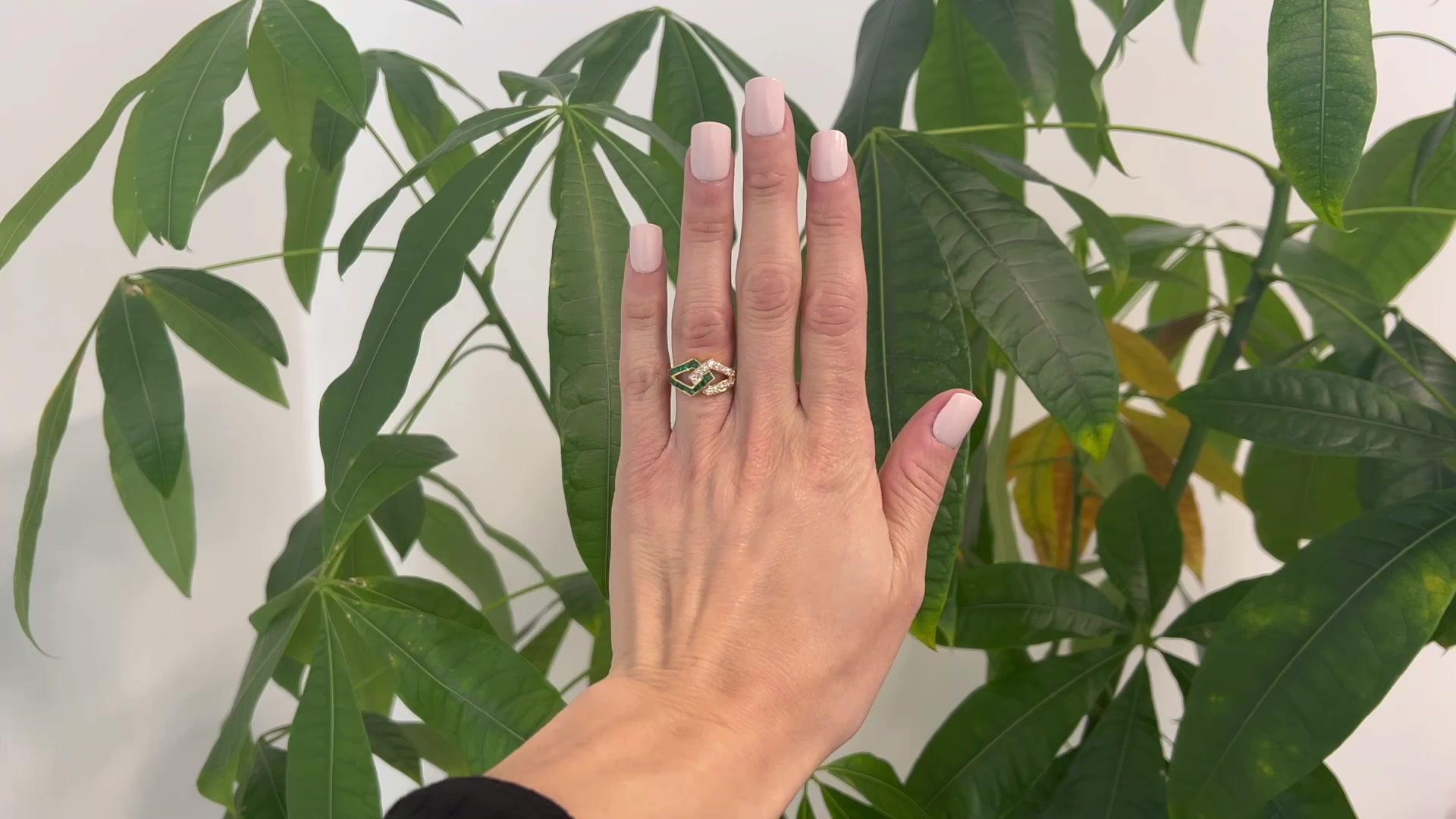 One Vintage Oscar Heyman Diamond Emerald 18 Karat Yellow Gold Interlocking Band Ring. Featuring 15 round brilliant cut diamonds with a total weight of approximately 0.45 carat, graded D-E color, VVS clarity. Accented by 16 calibré cut emeralds with