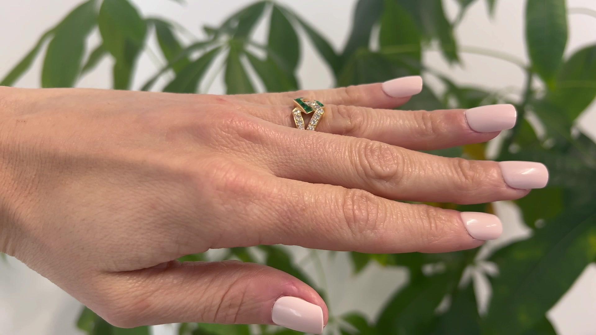 Vintage Oscar Heyman Diamond Emerald 18 Karat Yellow Gold Interlocking Band Ring In Excellent Condition In Beverly Hills, CA