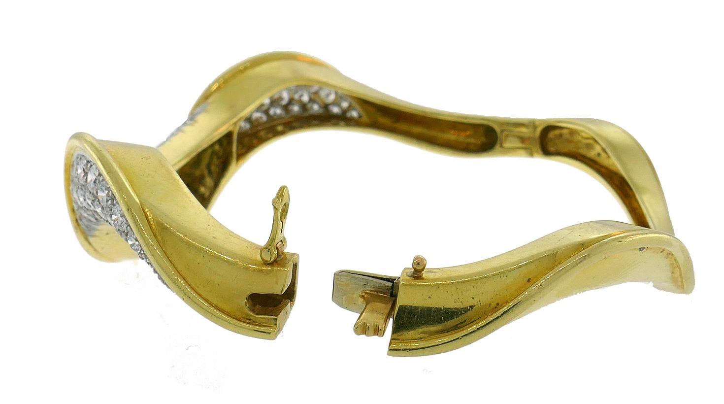 Vintage Oscar Heyman Diamond Gold Bangle Bracelet In Good Condition In Beverly Hills, CA