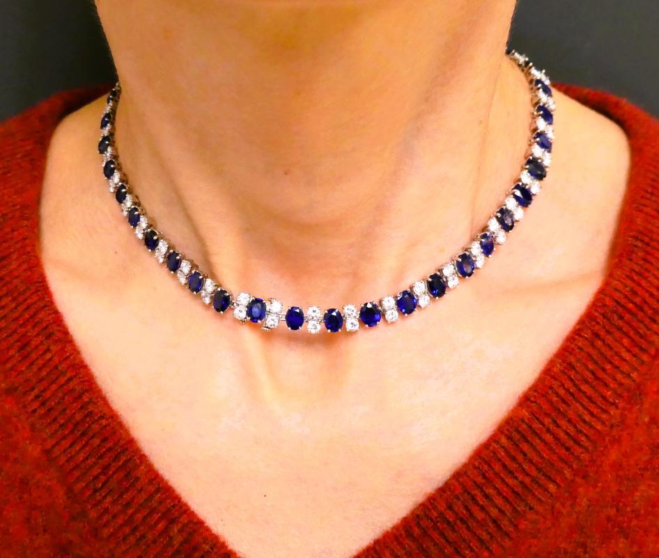 Collana vintage Oscar Heyman, anni '60 circa, in platino, con zaffiro e diamante. 
Il design della collana segue una classica disposizione a tennis, con zaffiri blu intenso e diamanti bianchi brillanti che si alternano in un elegante motivo. Ogni