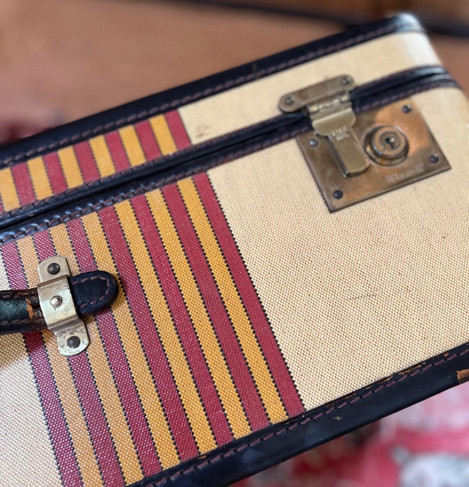 Vintage Oshkosh Suitcase In Good Condition For Sale In Morristown, NJ