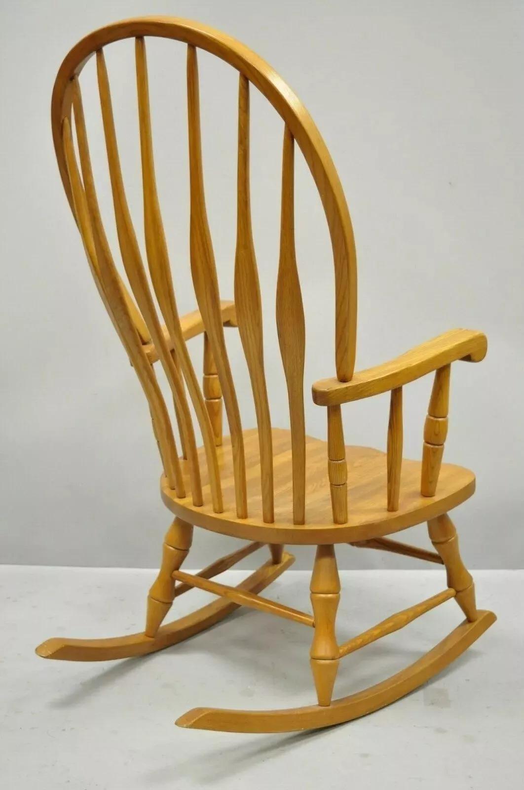 Sedia a dondolo vintage con schienale a ventaglio Oskar Huber in legno di quercia Windsor in vendita 3