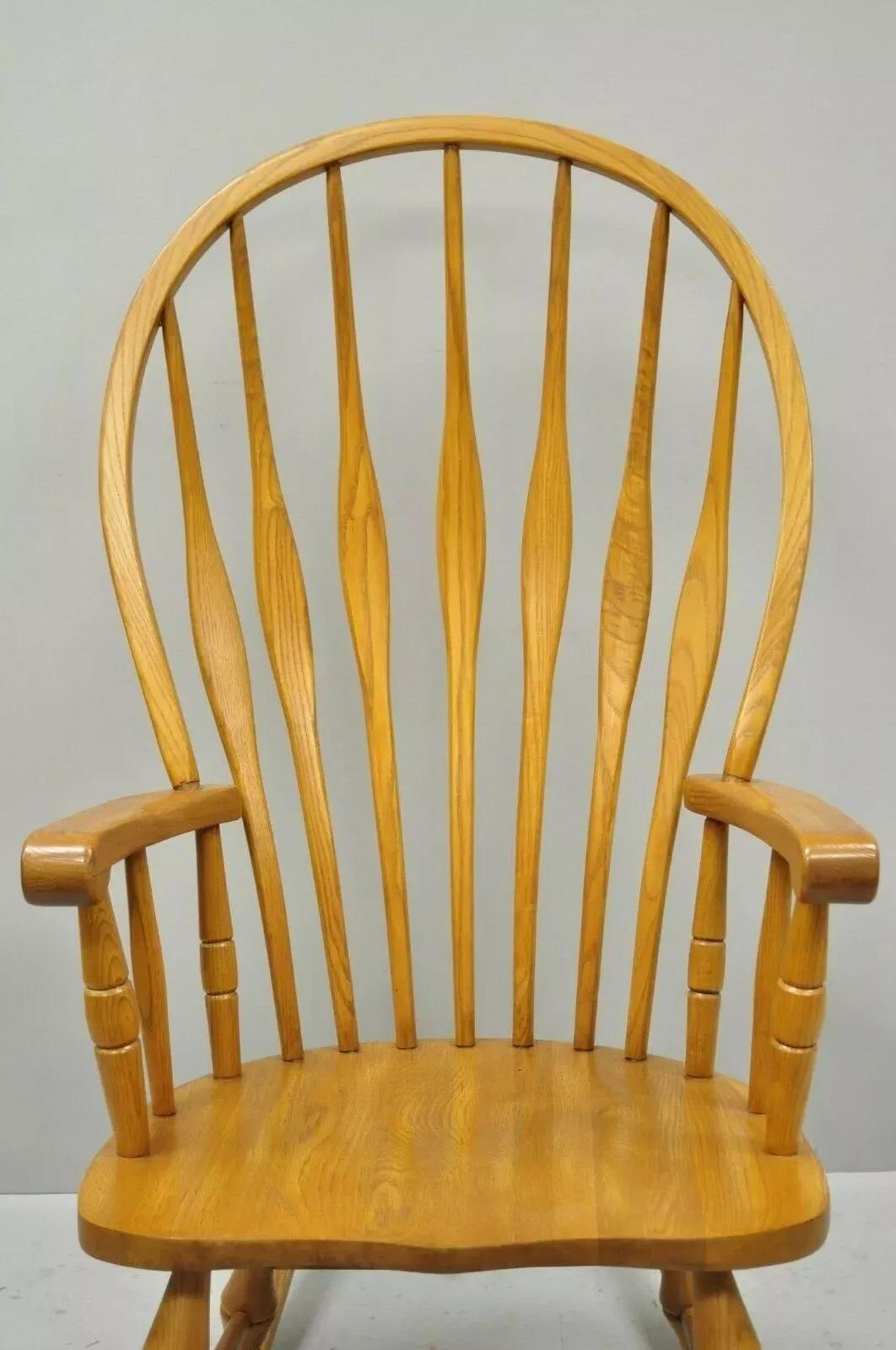 Sedia a dondolo vintage con schienale a ventaglio Oskar Huber in legno di quercia Windsor in vendita 4