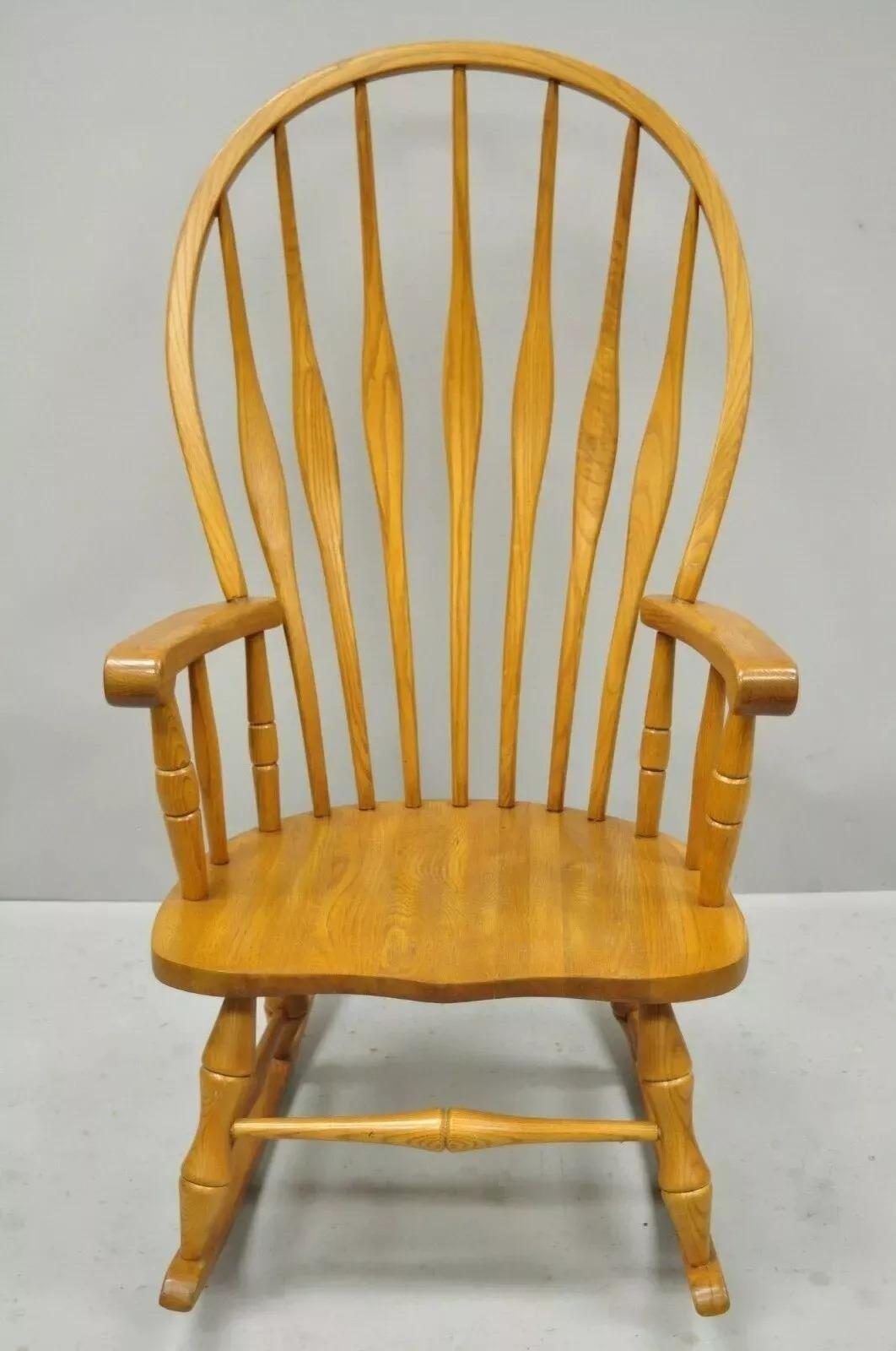 Sedia a dondolo vintage con schienale a ventaglio Oskar Huber in legno di quercia Windsor in vendita 5
