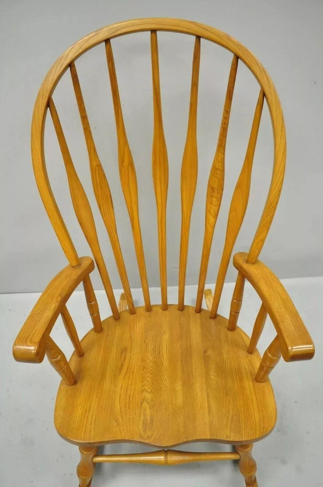 Altro Sedia a dondolo vintage con schienale a ventaglio Oskar Huber in legno di quercia Windsor in vendita