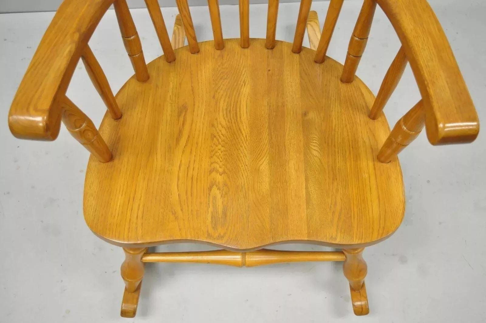 Sconosciuto Sedia a dondolo vintage con schienale a ventaglio Oskar Huber in legno di quercia Windsor in vendita