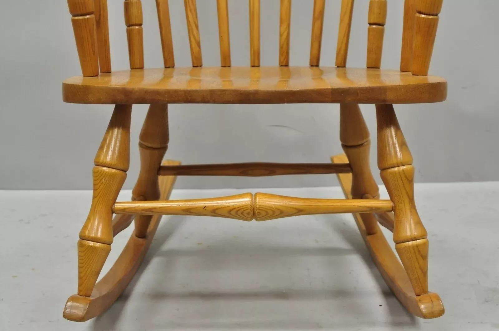 Sedia a dondolo vintage con schienale a ventaglio Oskar Huber in legno di quercia Windsor In condizioni buone in vendita a Philadelphia, PA