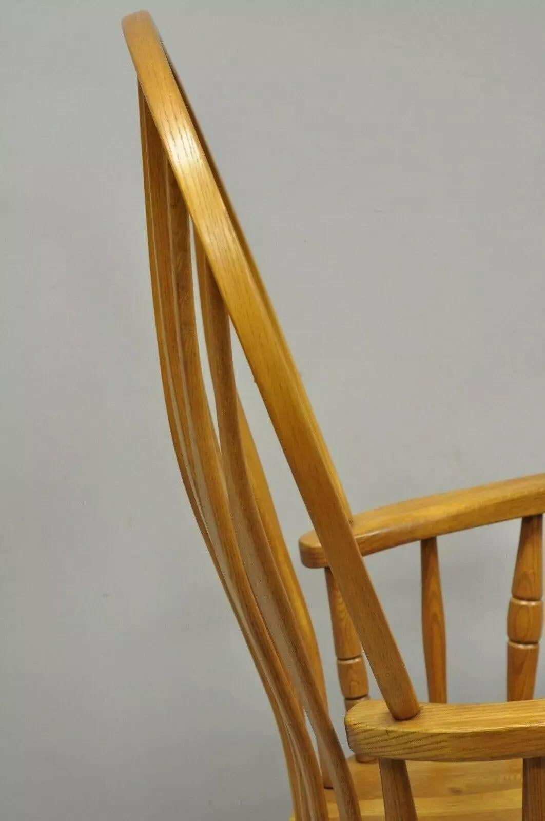 Sedia a dondolo vintage con schienale a ventaglio Oskar Huber in legno di quercia Windsor in vendita 1