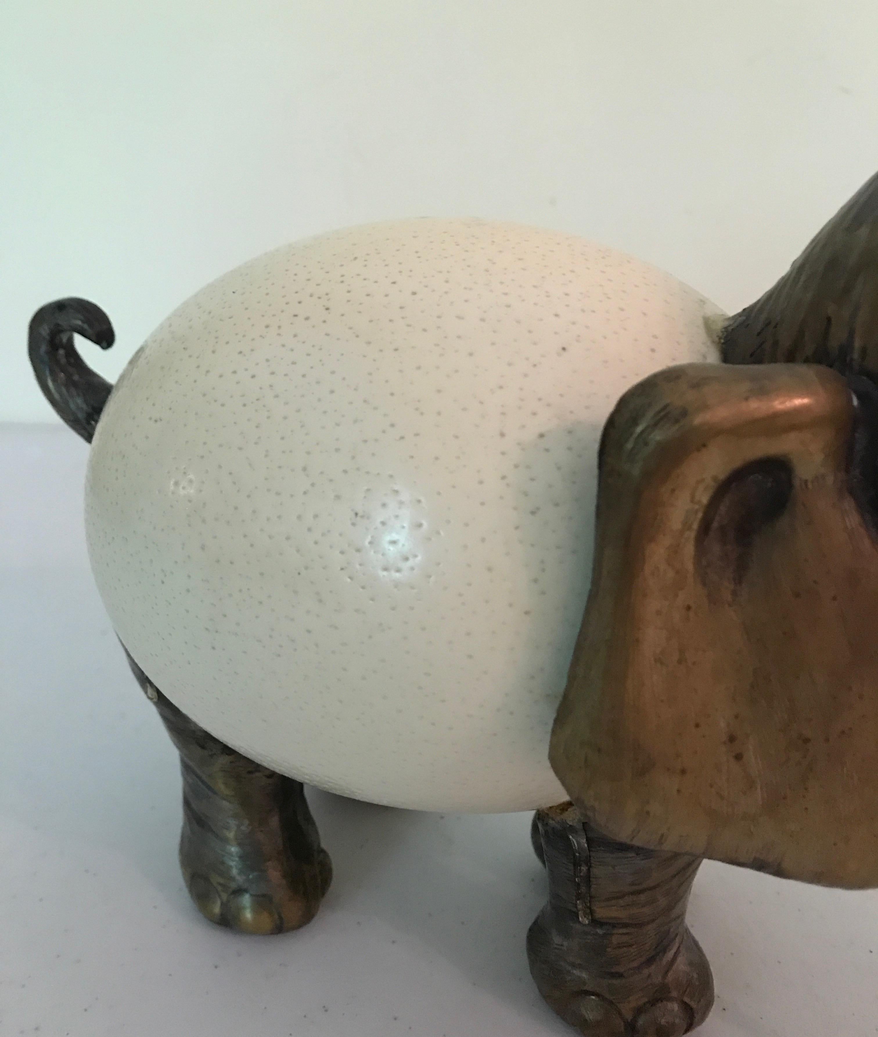 Anglais Sculpture d'éléphant en forme d'œuf d'autruche vintage attribuée à Anthony Redmile