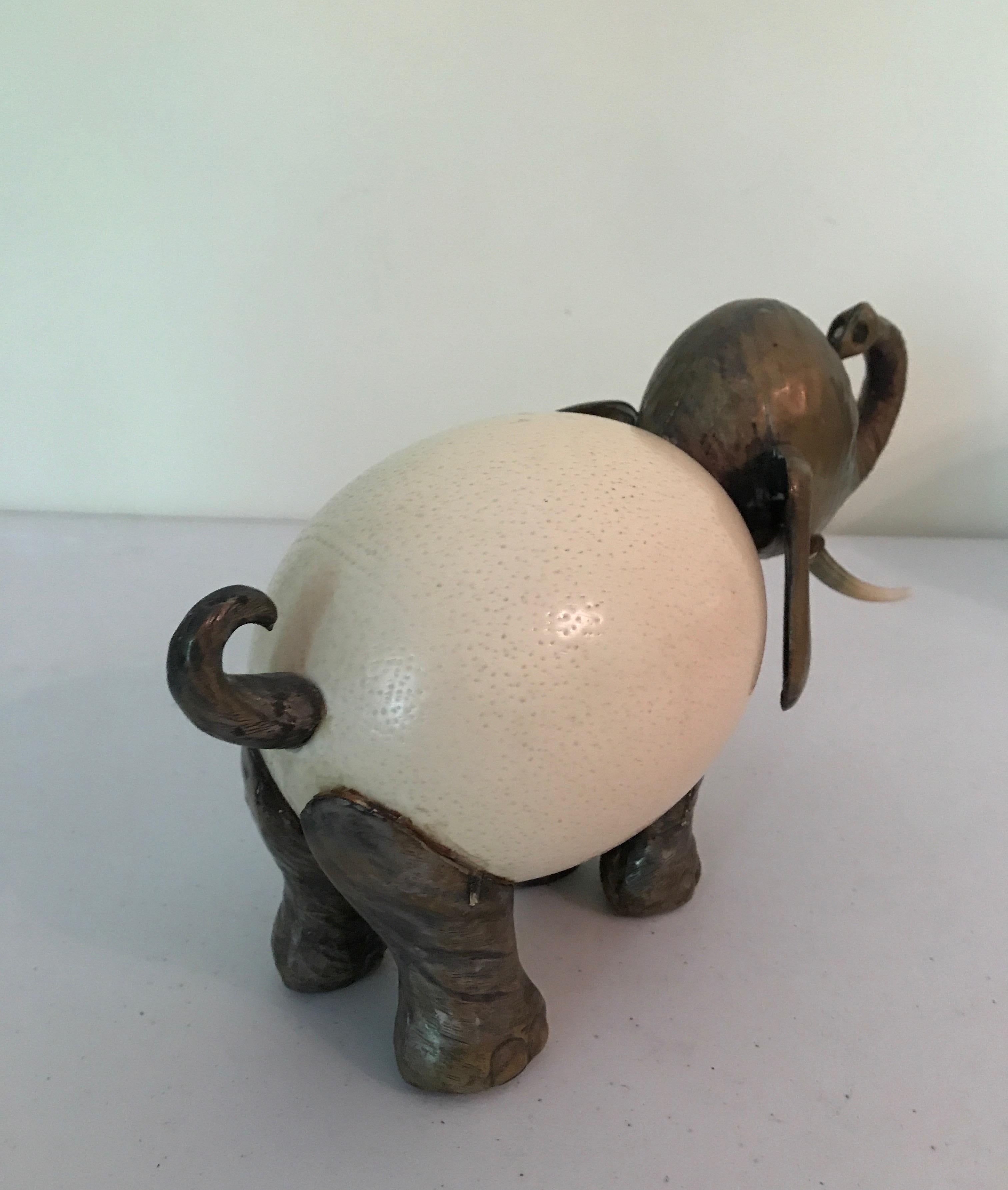 Sculpture d'éléphant en forme d'œuf d'autruche vintage attribuée à Anthony Redmile Bon état à West Palm Beach, FL