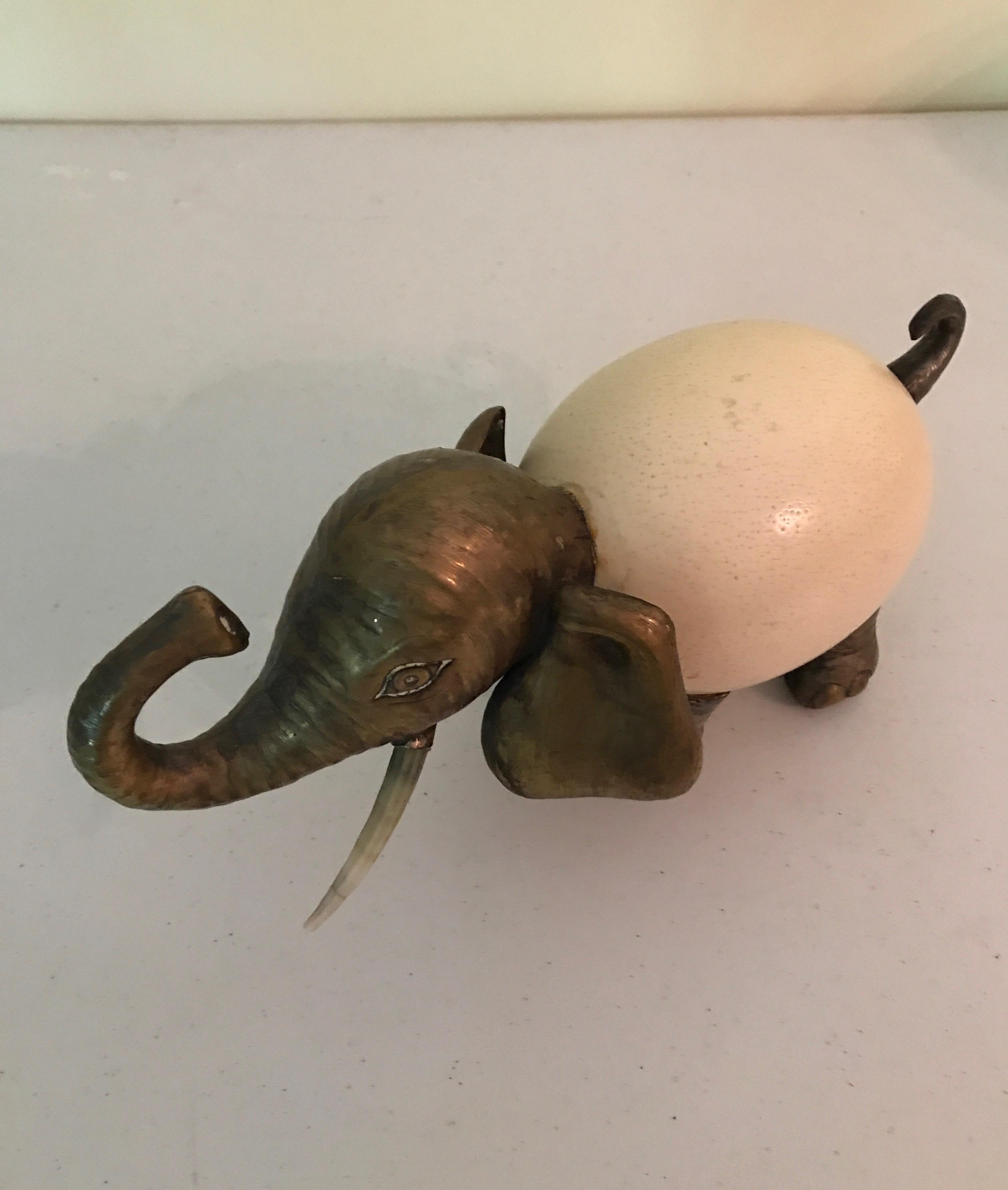 20ième siècle Sculpture d'éléphant en forme d'œuf d'autruche vintage attribuée à Anthony Redmile