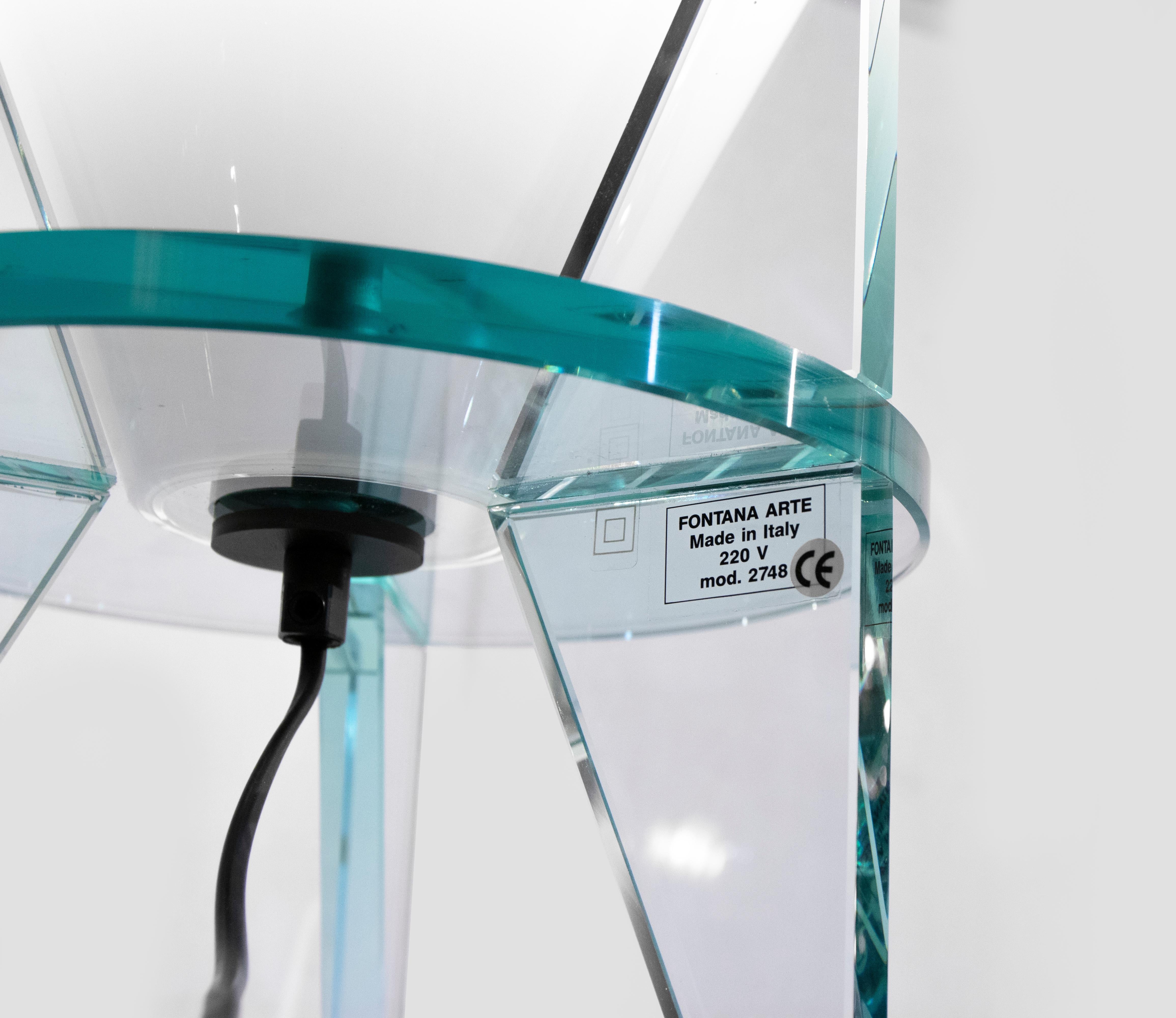 La lampe de table Otero Modèle 2748 est une lampe élégante conçue et créée par le designer italien Rodolfo Dordoni (Milan, 1954) dans les années 1984.

Créé pour Fontana Arte, Italie. 

Dimensions totales : H 57 x 40 x 40 cm.

Cristal biseauté