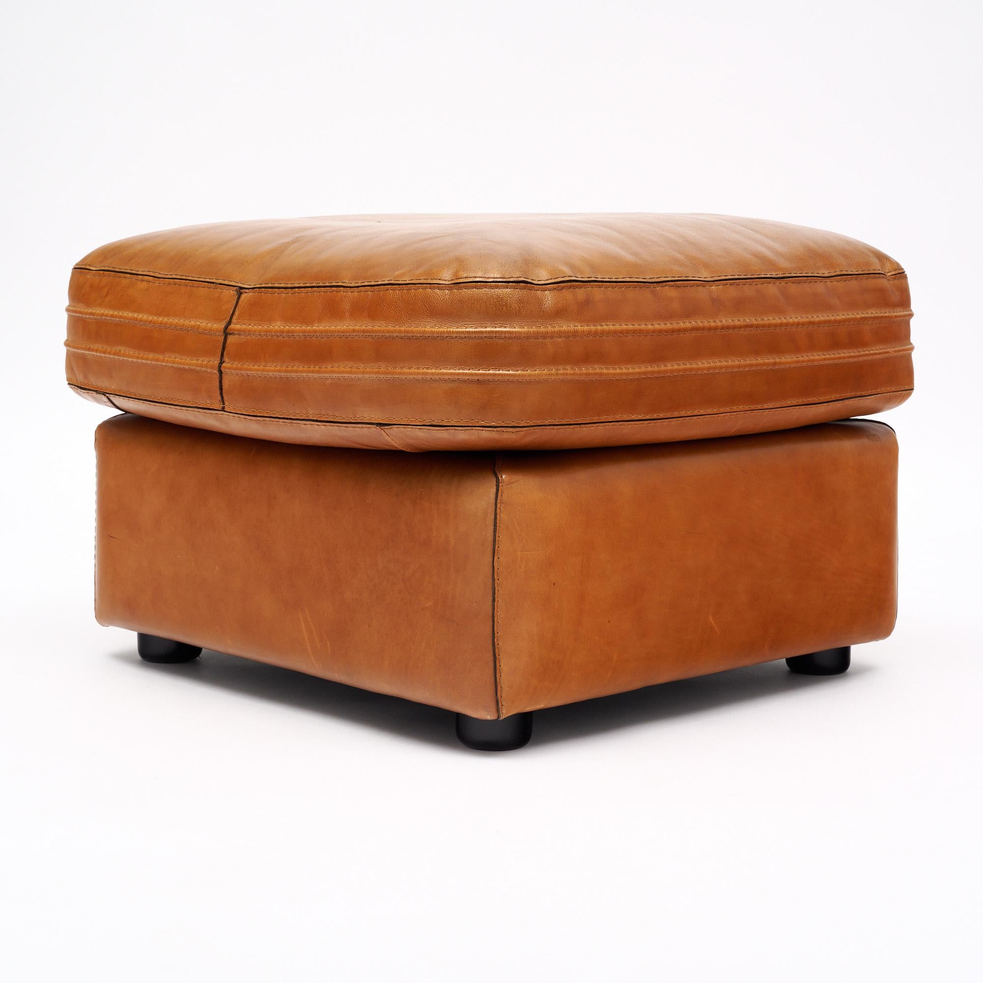 Otomana de la Francia de mediados de siglo, de la conocida marca de muebles Roche Bobois. Esta pieza está fabricada en piel de color camel con pespuntes de silla de montar y un asiento acolchado muy cómodo. Esta pieza está en muy buen estado