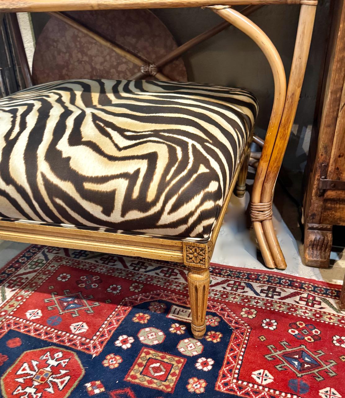 Intagliato a mano Pouf vintage in lino zebrato in vendita