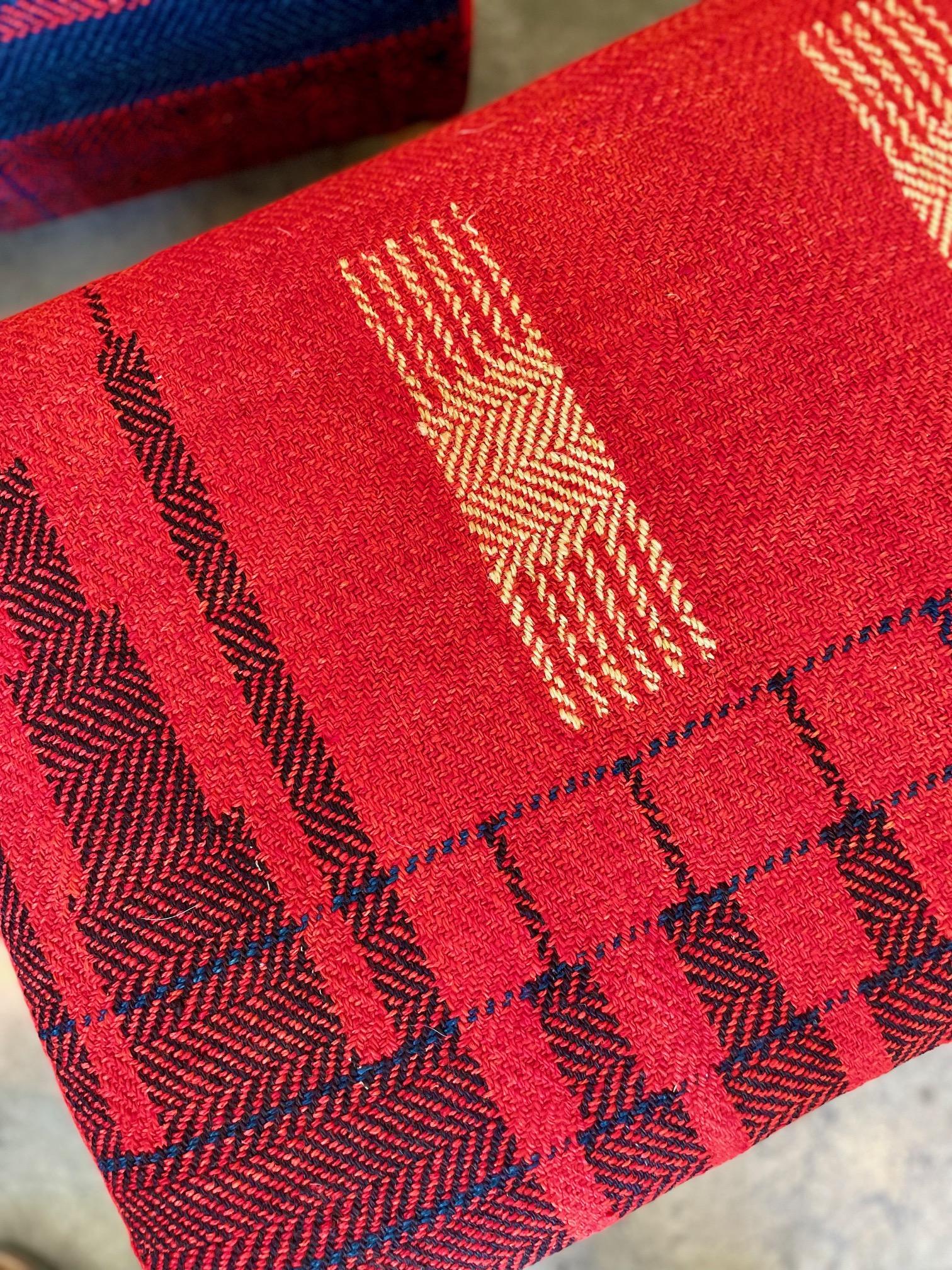 Ottoman vintage récemment tapissé d'un tissu rouge vif tissé à la main Bon état - En vente à Pasadena, CA