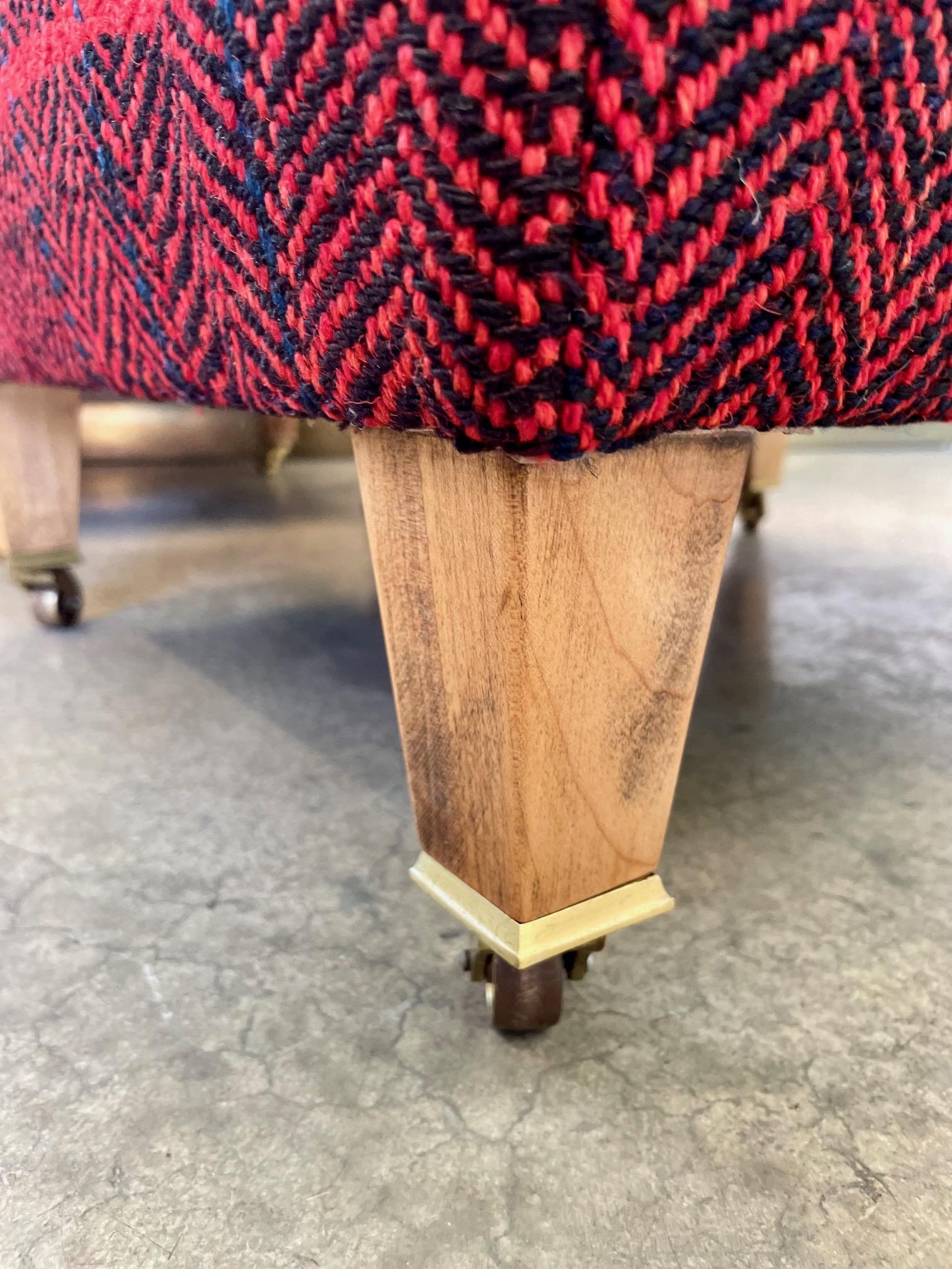 20ième siècle Ottoman vintage récemment tapissé d'un tissu rouge vif tissé à la main en vente