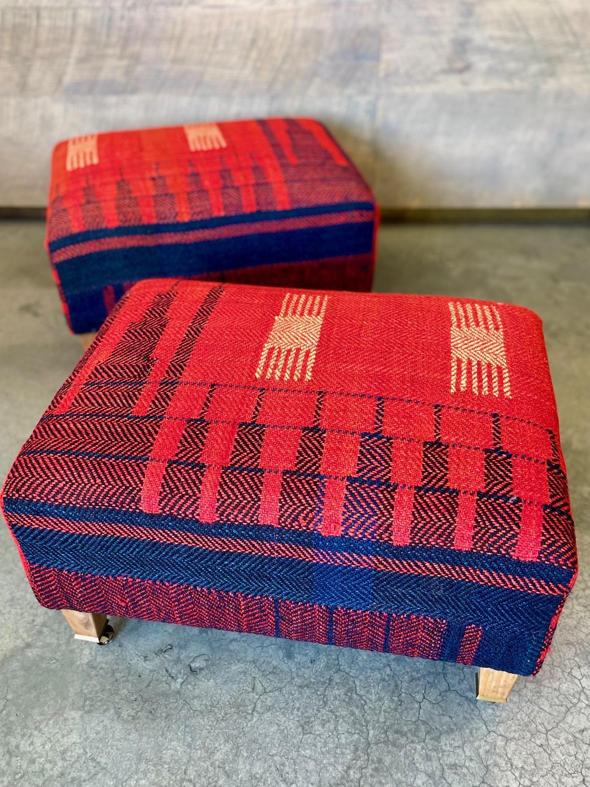 Laiton Ottoman vintage récemment tapissé d'un tissu rouge vif tissé à la main en vente