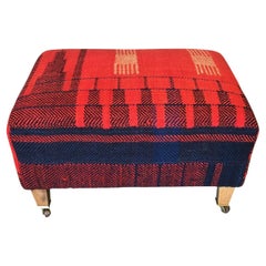 Ottoman vintage récemment tapissé d'un tissu rouge vif tissé à la main