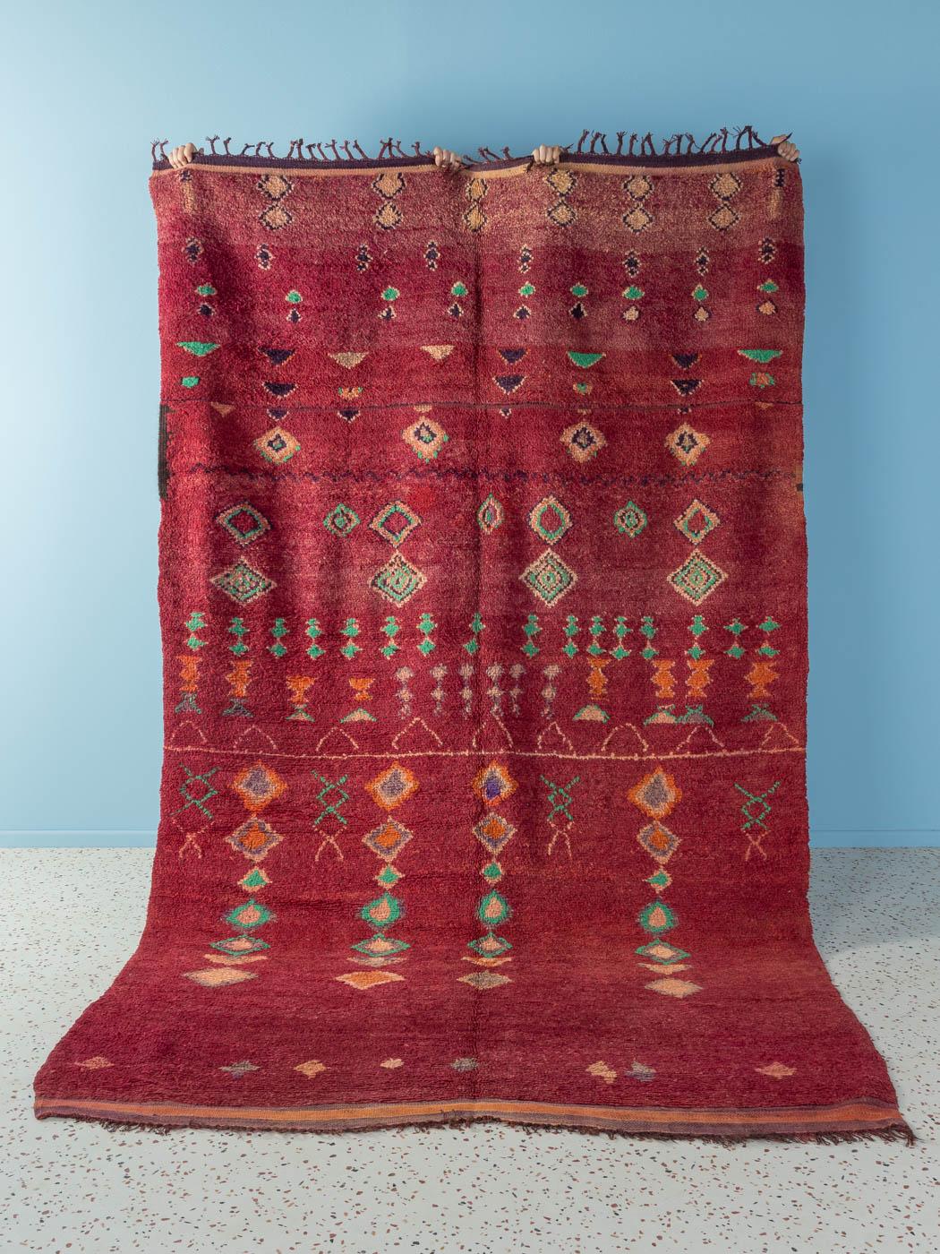 Dieser Vintage Ourika ist ein Teppich aus 100 % Wolle - weich und angenehm zu tragen. Unsere Berberteppiche sind handgefertigt, ein Knoten nach dem anderen. Jeder unserer Berberteppiche ist ein langlebiges Einzelstück, das auf nachhaltige Weise aus