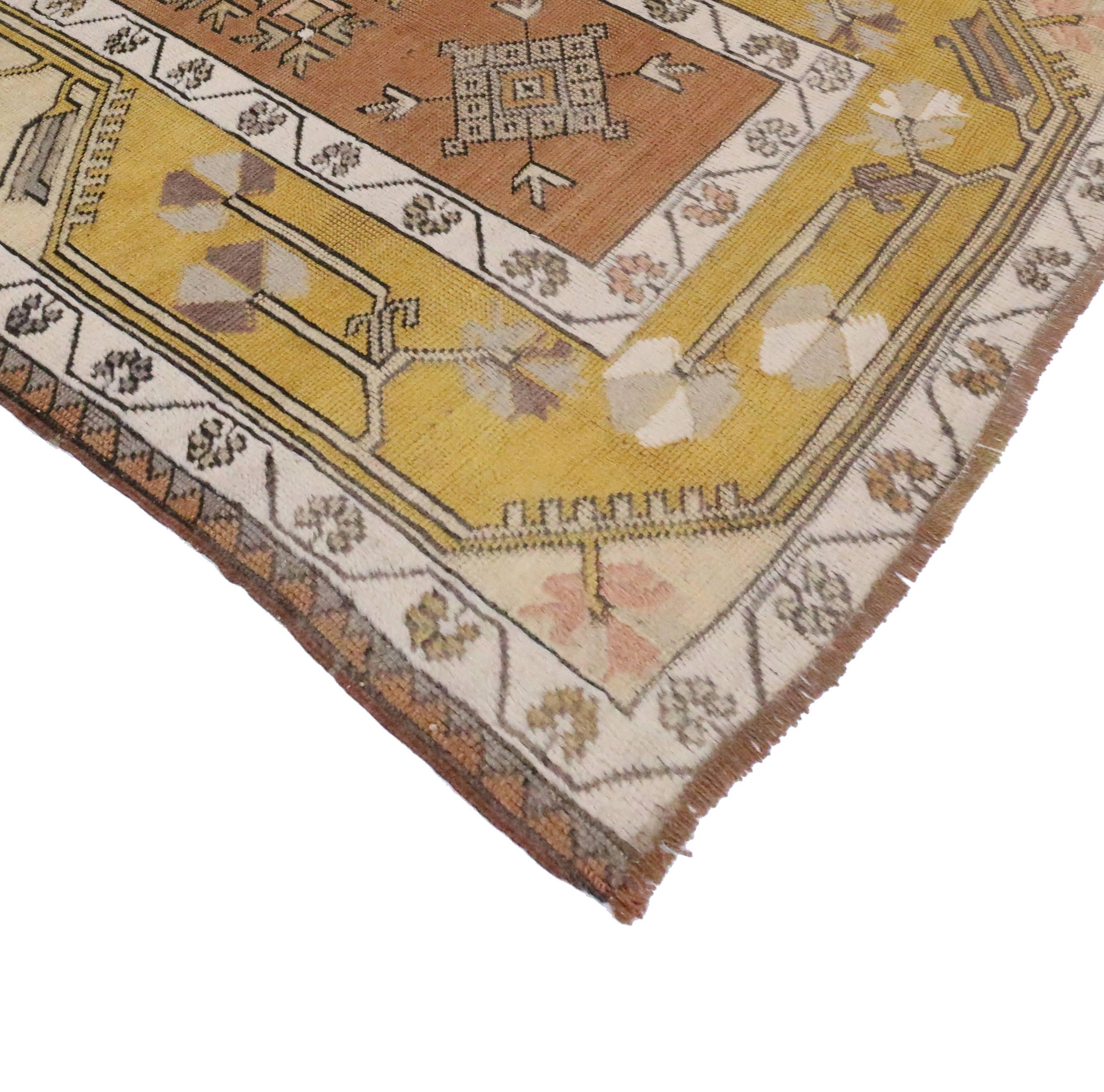 51405, alter Oushak-Akzentteppich mit stilisiertem floralem Muster. Dieser Oushak-Teppich mit Stammesflair zeigt ein geradliniges Feld aus staubrotem Ton mit optischen Rauten, gepaart mit abwechselnden Figuren, die aus Pfeilen bestehen. Die zentrale