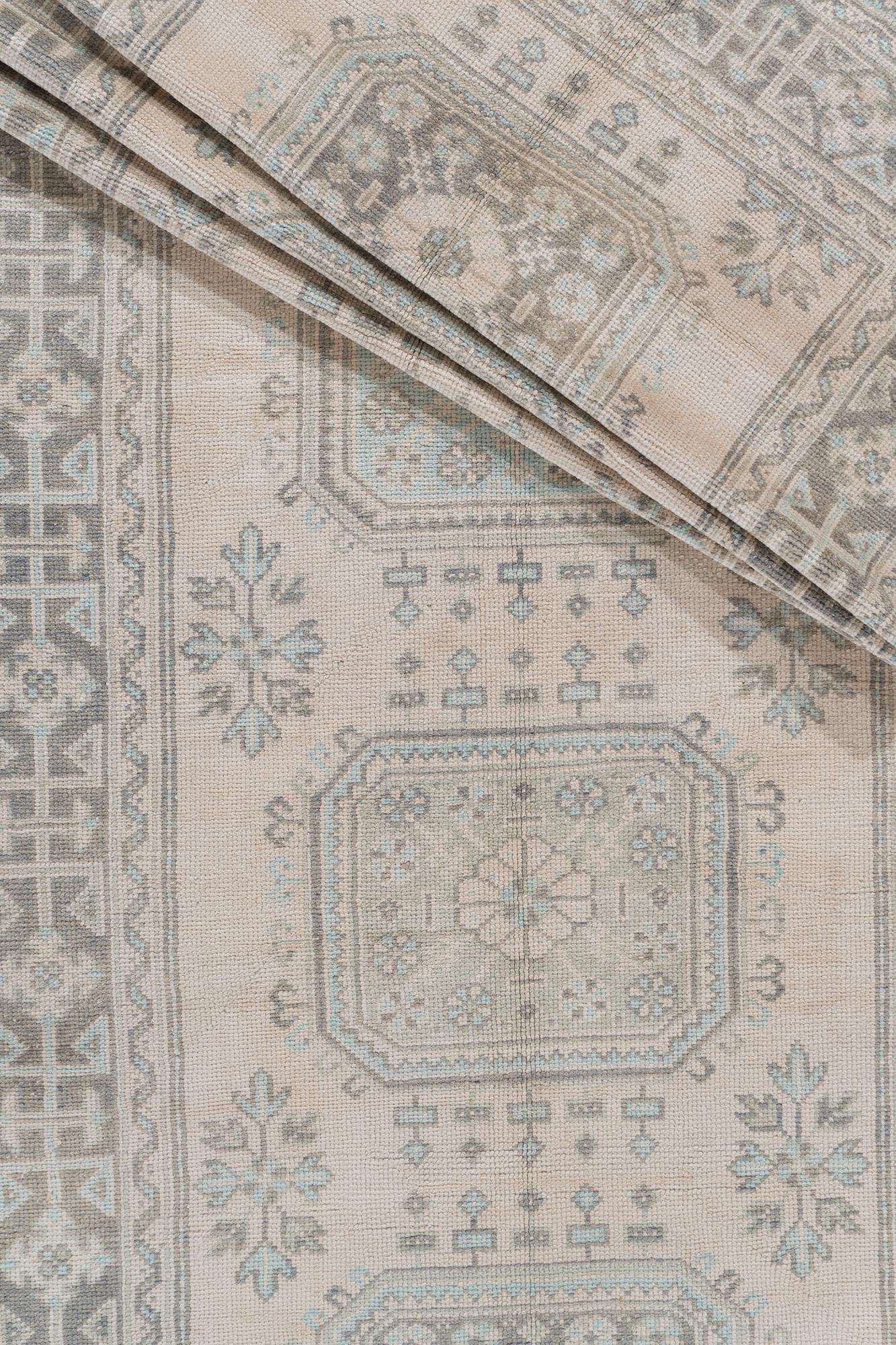  Vintage Oushak Anatolian Läufer 4'5 X 10'11. Helle Oushaks gehören zu den beliebtesten Orientteppichen, bekannt für die hohe Qualität ihrer Wolle, ihre schönen Muster und warmen Farben. Diese Designer-Favoriten ergänzen jede Einrichtung. Farben: