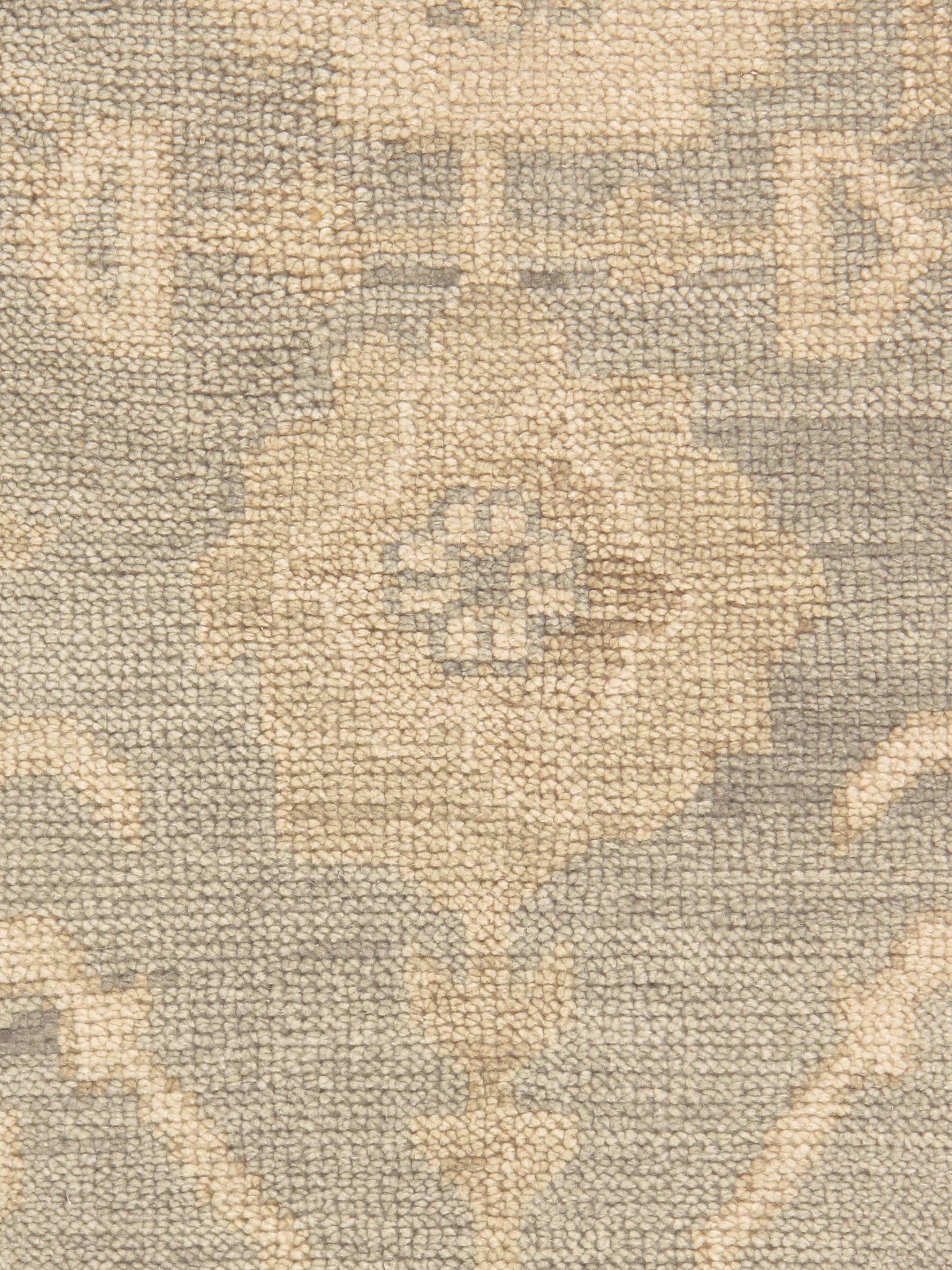 Oushak-Teppiche, auch als Ushak- oder Usak-Teppiche bekannt, sind für ihre zeitlose Schönheit, ihre reiche Geschichte und ihre außergewöhnliche Handwerkskunst bekannt. Diese Teppiche stammen aus der Region Oushak in der Westtürkei und werden seit