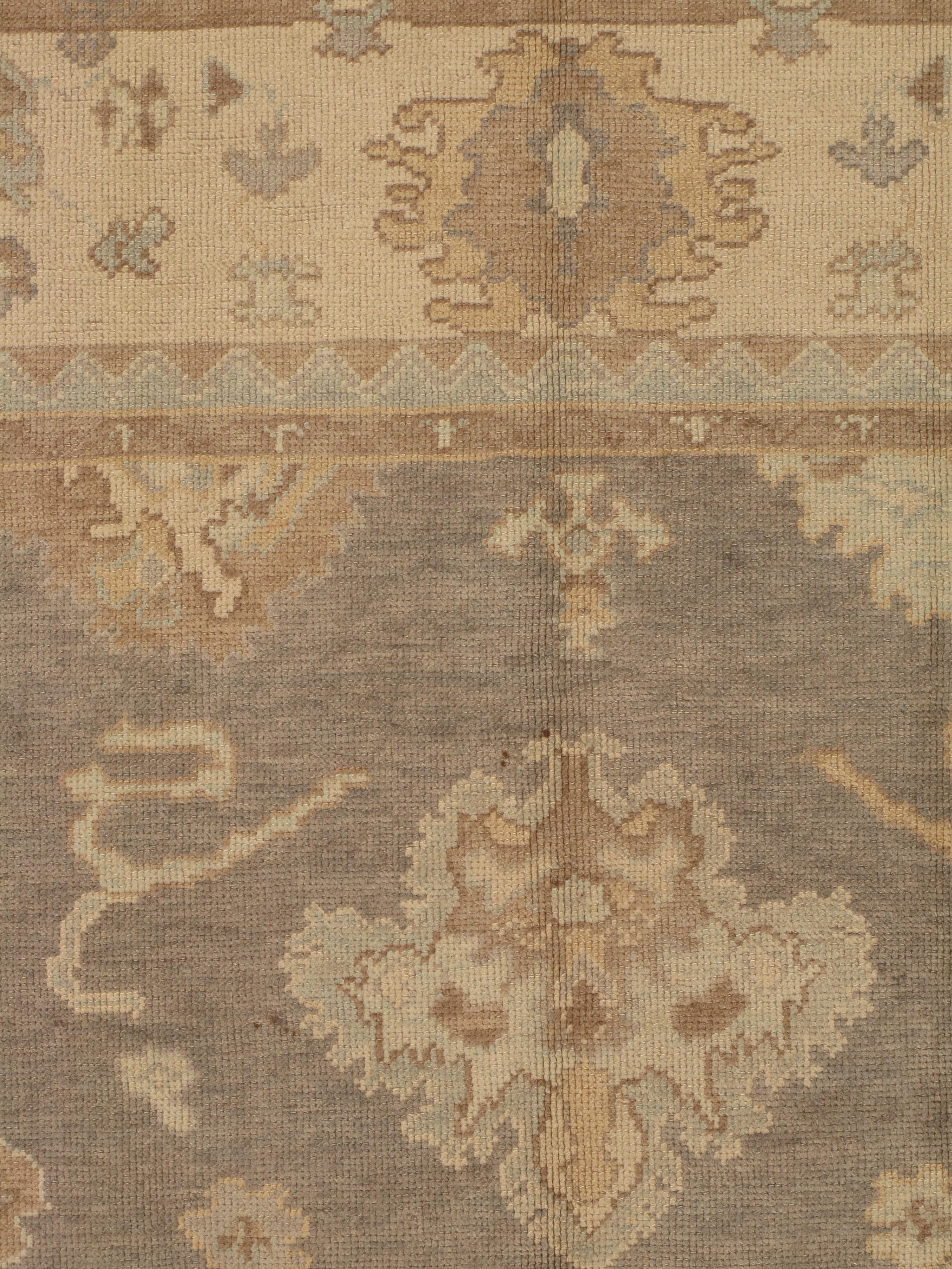 Les tapis Oushak, également connus sous le nom de tapis Ushak ou Usak, sont réputés pour leur beauté intemporelle, leur riche histoire et leur artisanat exceptionnel. Originaires de la région d'Oushak, dans l'ouest de la Turquie, ces tapis sont