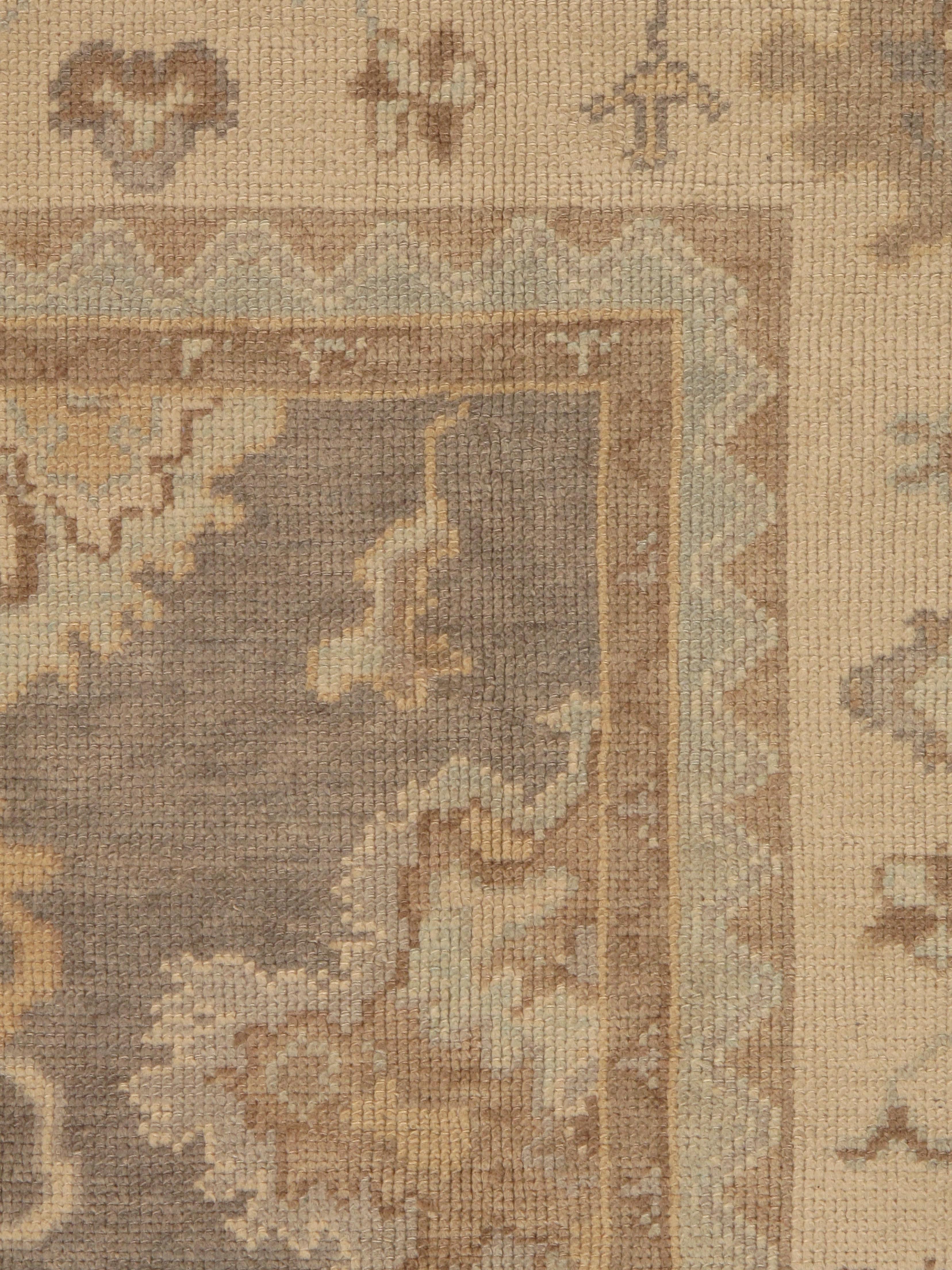 Oushak-Teppich, Orientteppich, handgefertigt, grau, elfenbein, safranfarben (Handgeknüpft) im Angebot