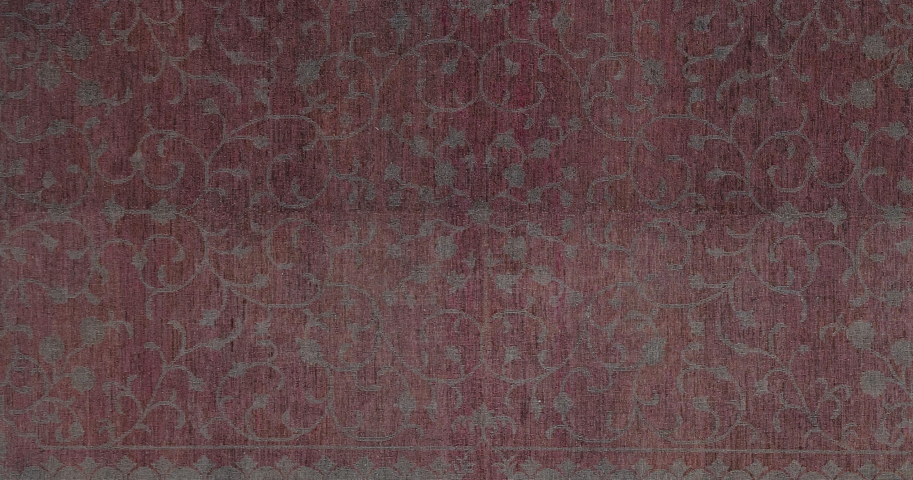 Dieser exquisite Vintage-Oushak-Teppich ist ein wahres Kunstwerk, das von erfahrenen Kunsthandwerkern nach traditionellen Methoden handgewebt wurde. Dieser Teppich mit seinen komplizierten Mustern und seiner Farbgebung aus natürlichen Pflanzenfarben
