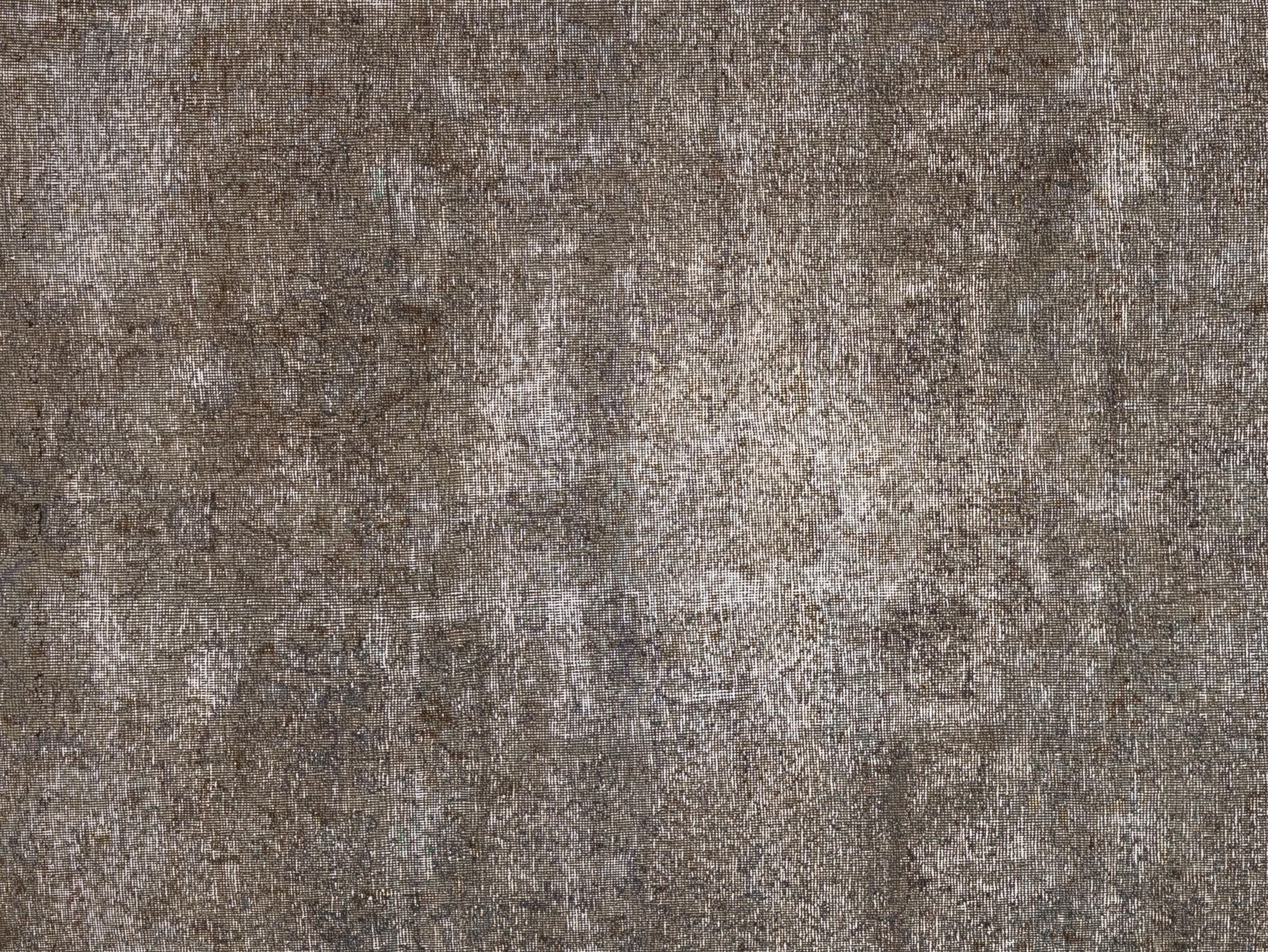 Dieser exquisite Vintage-Oushak-Teppich ist ein wahres Kunstwerk, das von erfahrenen Kunsthandwerkern nach traditionellen Methoden handgewebt wurde. Dieser Teppich mit seinen komplizierten Mustern und seiner Farbgebung aus natürlichen Pflanzenfarben