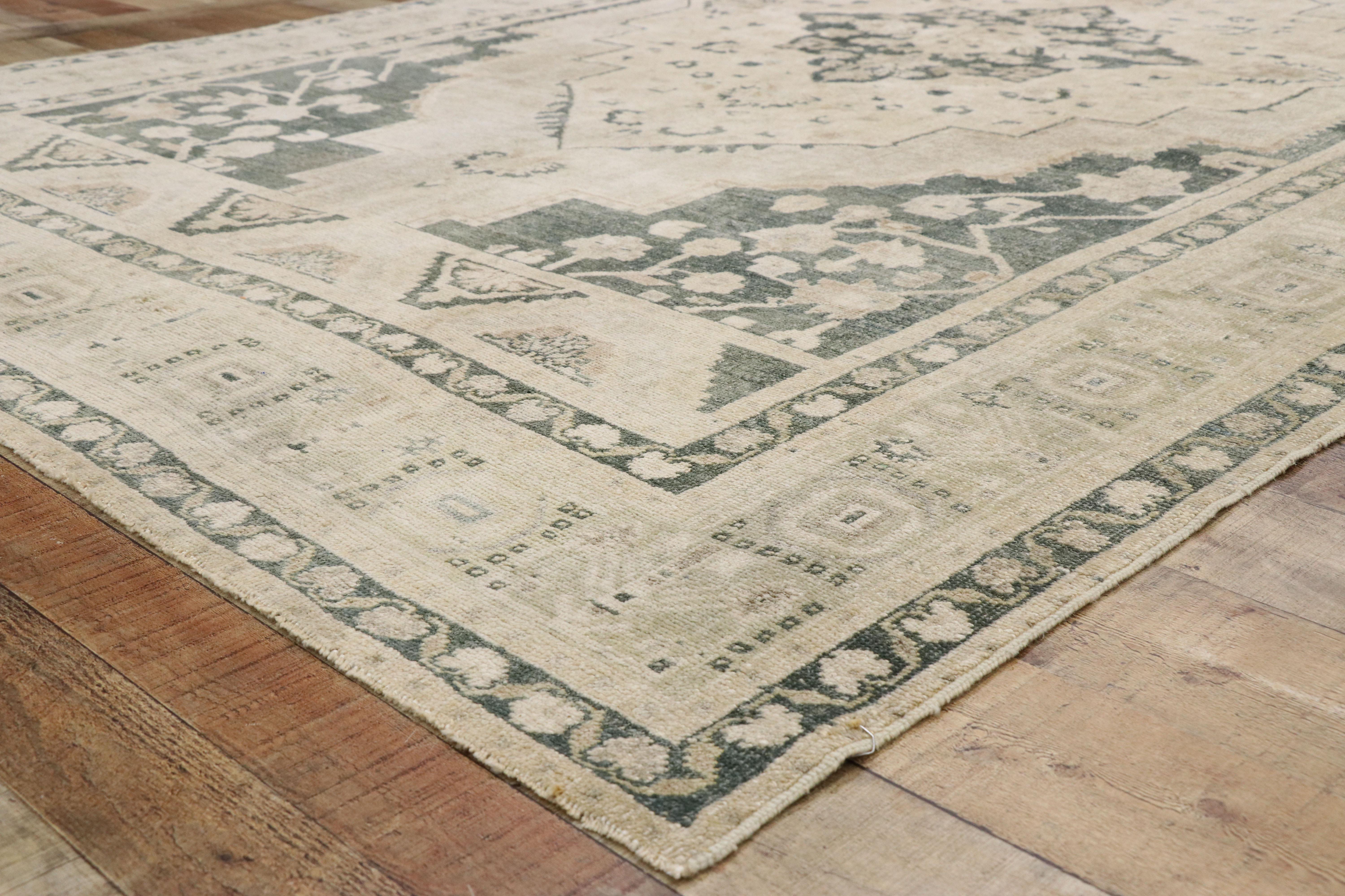 XX secolo Tappeto vintage turco Oushak Gallery con stile Colonial Shaker Style in vendita