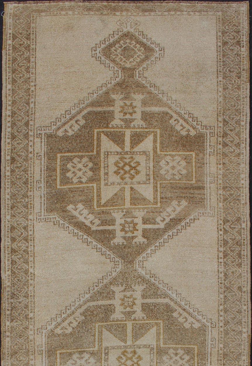 Vintage Oushak rug from Turkey in with flower motifs, Keivan Woven Arts / rug TU-ALK-3555, country of origin / type: Turkey / Oushak, circa 1940

This vintage Oushak carpet from mid-20th century Turkey features a botanical tri-medallion design