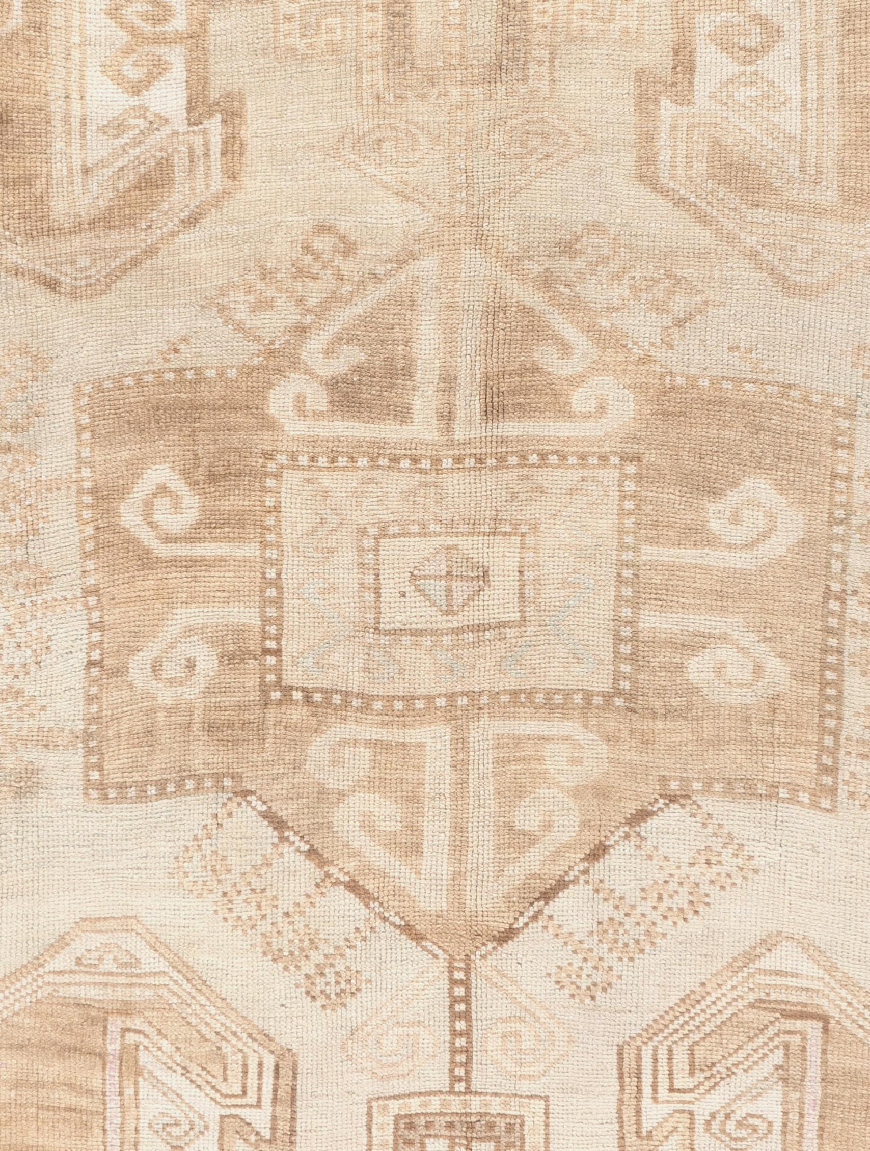 Tapis Vintage Oushak Design/One 6'5 X 10'5. Les Oushak sont connus pour leurs palettes douces combinées à des dessins excentriques. C'est à Oushak, dans l'ouest de la Turquie, que l'on trouve la plus longue histoire continue de tissage de tapis,