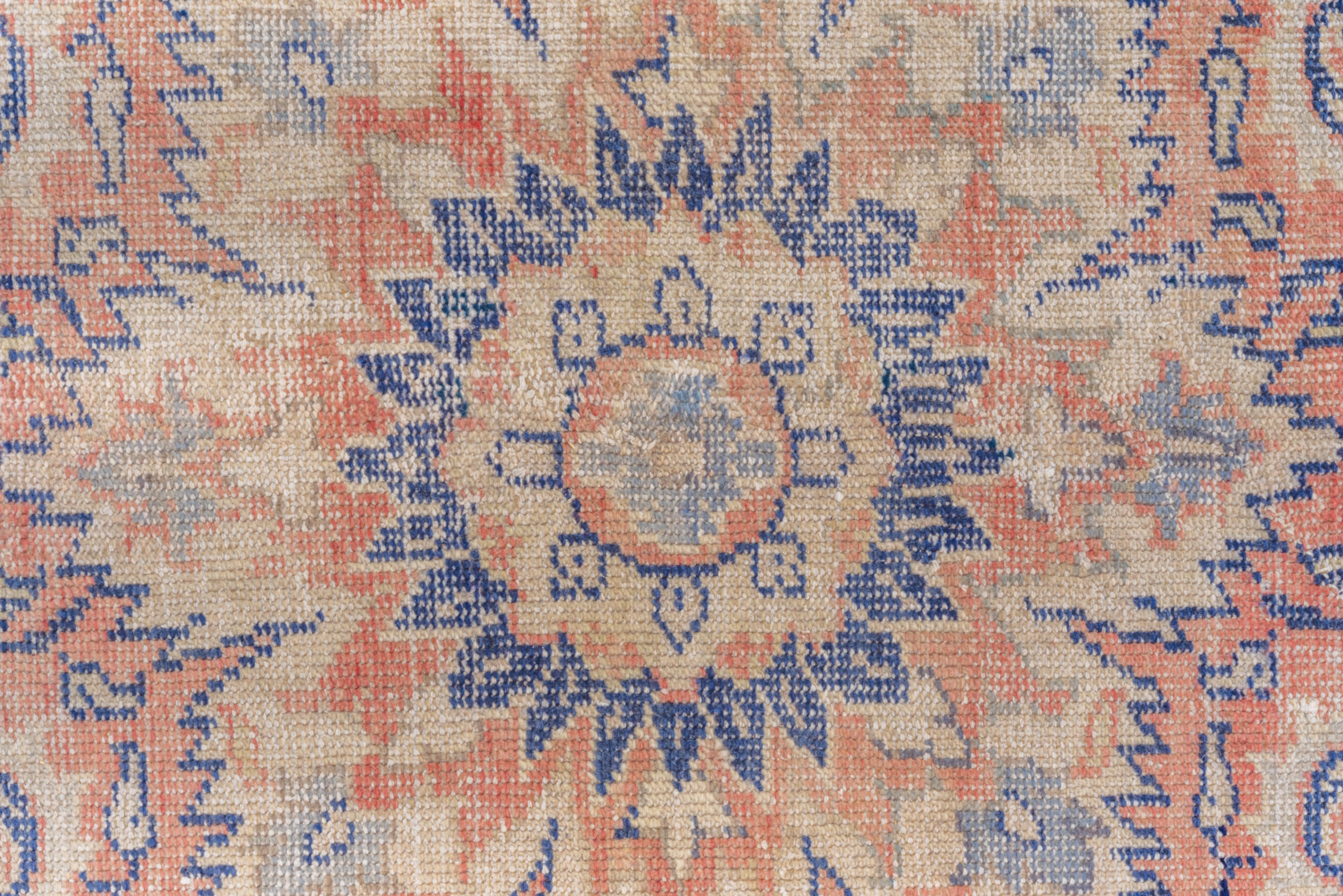 Oushak bleu nuit, orange vieilli et pêche délavé Bon état - En vente à New York, NY
