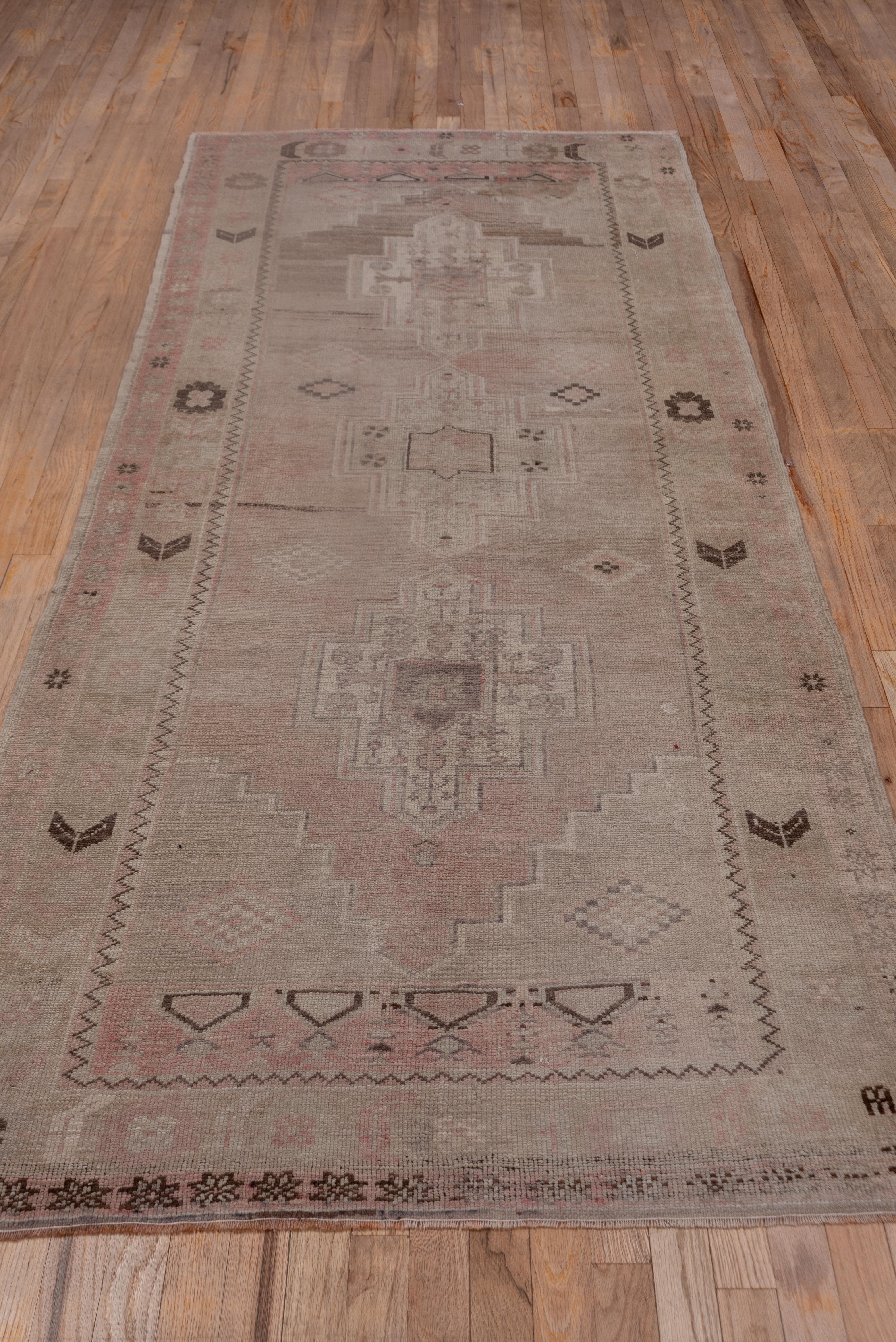 20th Century Vintage Oushak Rug – Faded Medallion in Soft Blush and Taupe For Sale