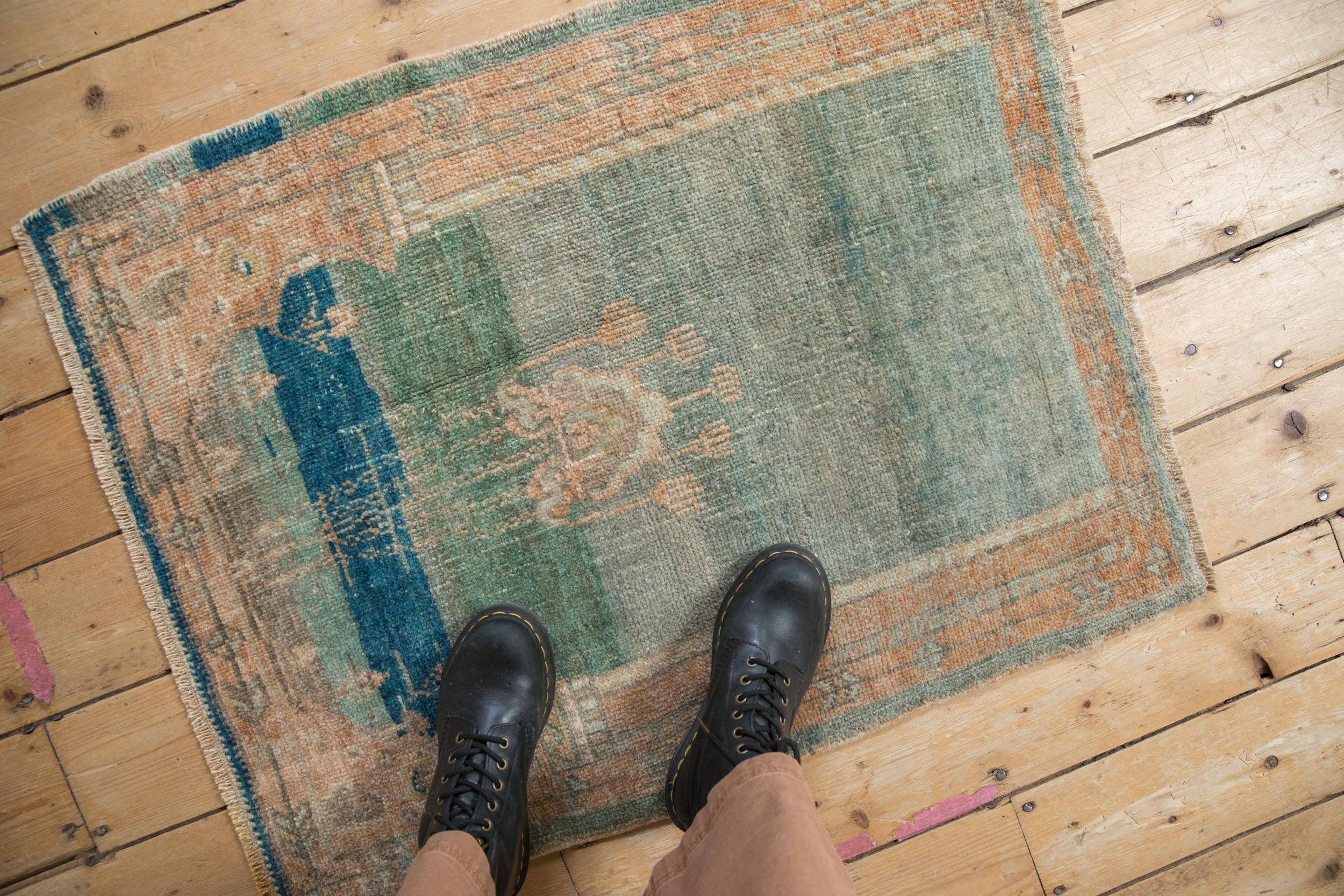 :: Tessuto morbidissimo e lana a campo aperto con lanterna pendente e motivo di preghiera con colonne laterali e un bordo principale di vite germogliante. Abrasioni e sfumature impressionanti in tutta la struttura. I colori e le sfumature includono: