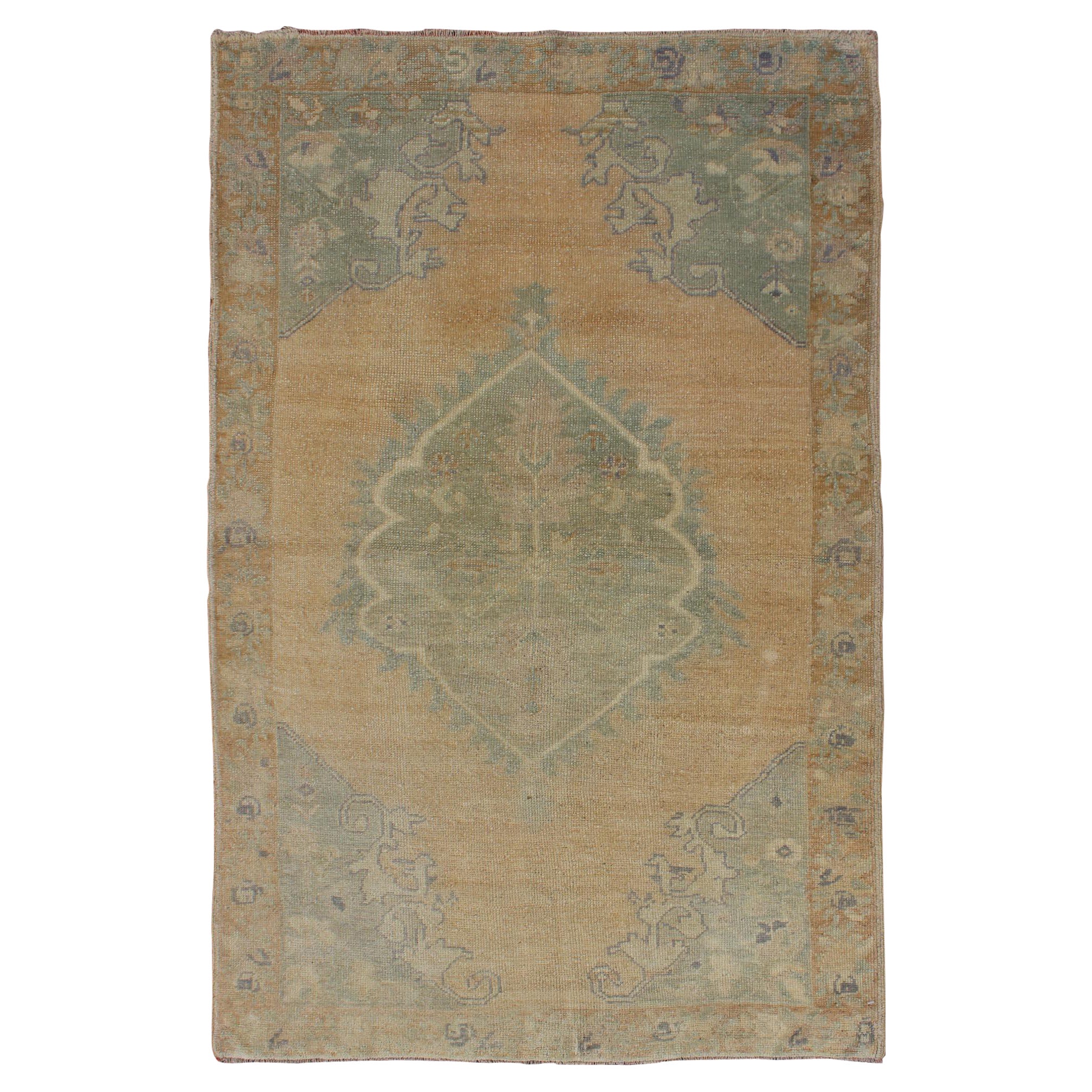 Tapis d'Oushak de Turquie avec motif de médaillon 3'3"x5'1 en vente