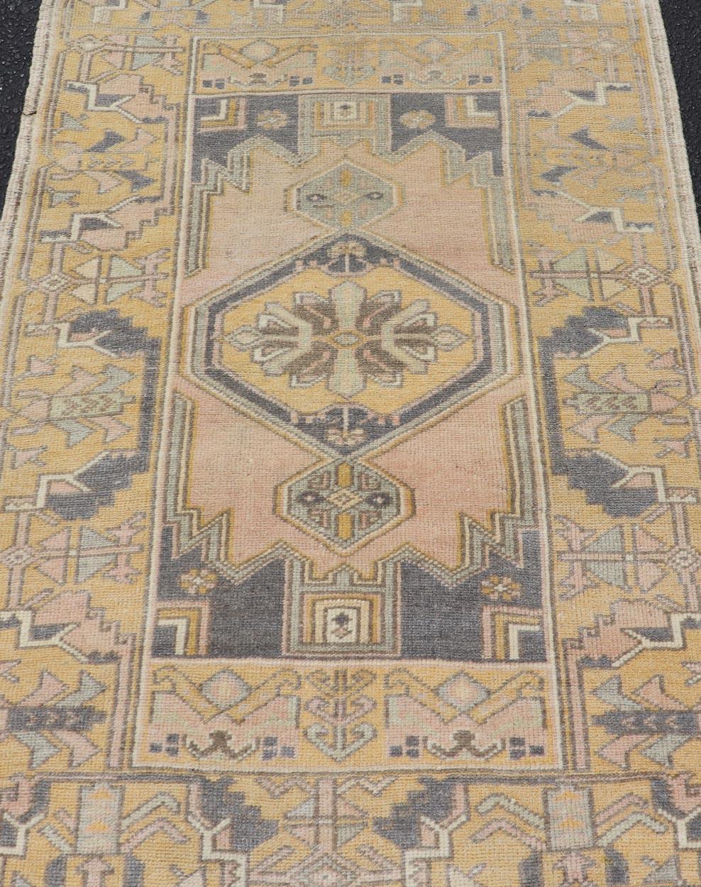 Vintage Oushak Rug from Turkey with Medallion Design in Yellow. Pink, Gray Blue. Rug/ EN-178905, country of origin / type: Turkey / Oushak, circa 1950.

Measures: 2'9 x 3'10 

Vintage Oushak Rug from Turkey