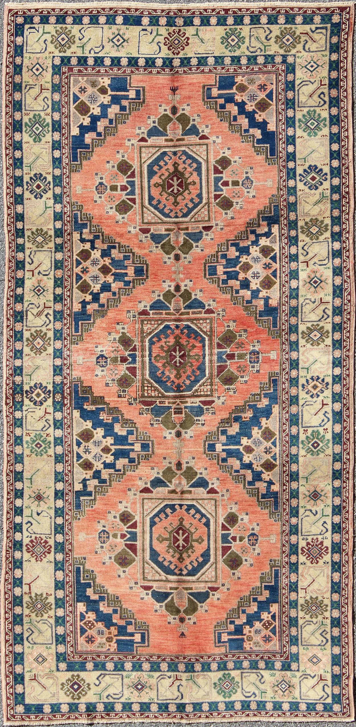 Vintage- Oushak-Teppich aus der Türkei mit Medaillons in Lachsrosa und Blau im Angebot 1