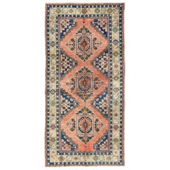Vintage- Oushak-Teppich aus der Türkei mit Medaillons in Lachsrosa und Blau