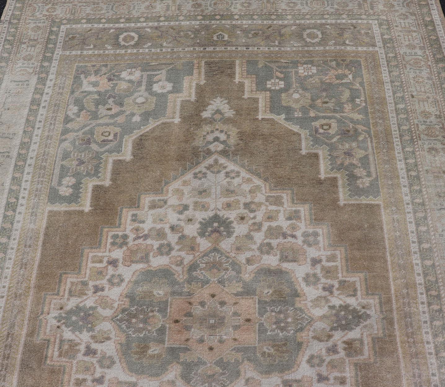 Vintage Oushak rug from Turkey with Medallion Design. Keivan Woven Arts /  rug/EN-178437, Keivan Woven Arts / country of origin / type: Turkey / Oushak, circa 1940.
Measures: 6'4 x 9'5 
    
The design of this beautiful vintage Oushak rug from