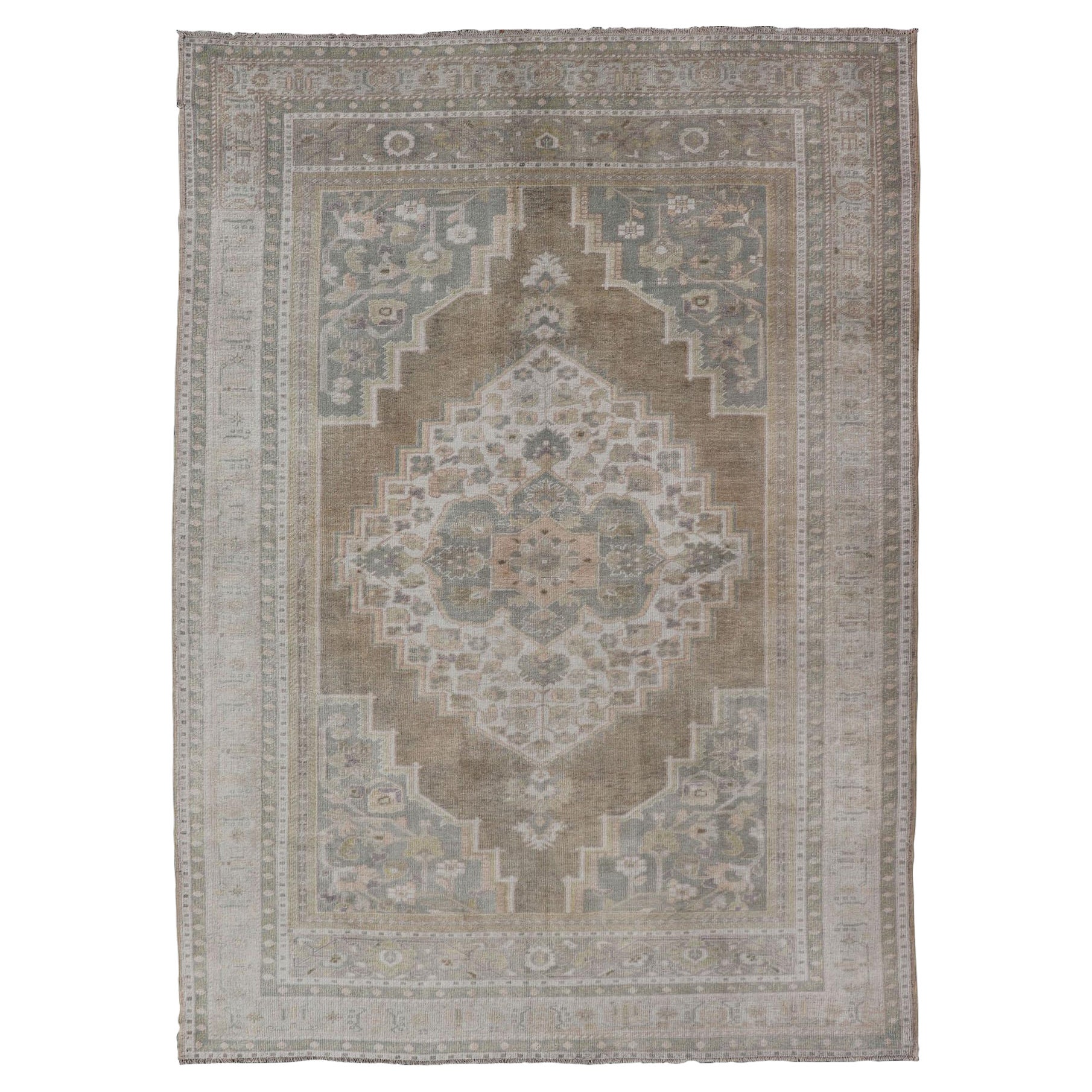 Tapis vintage d'Oushak de Turquie aux couleurs sourdes et à médaillons floraux