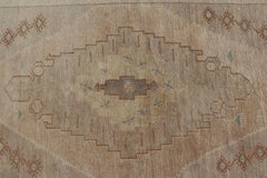 Tapis vintage d'Oushak de Turquie aux couleurs sourdes et à médaillon tribal