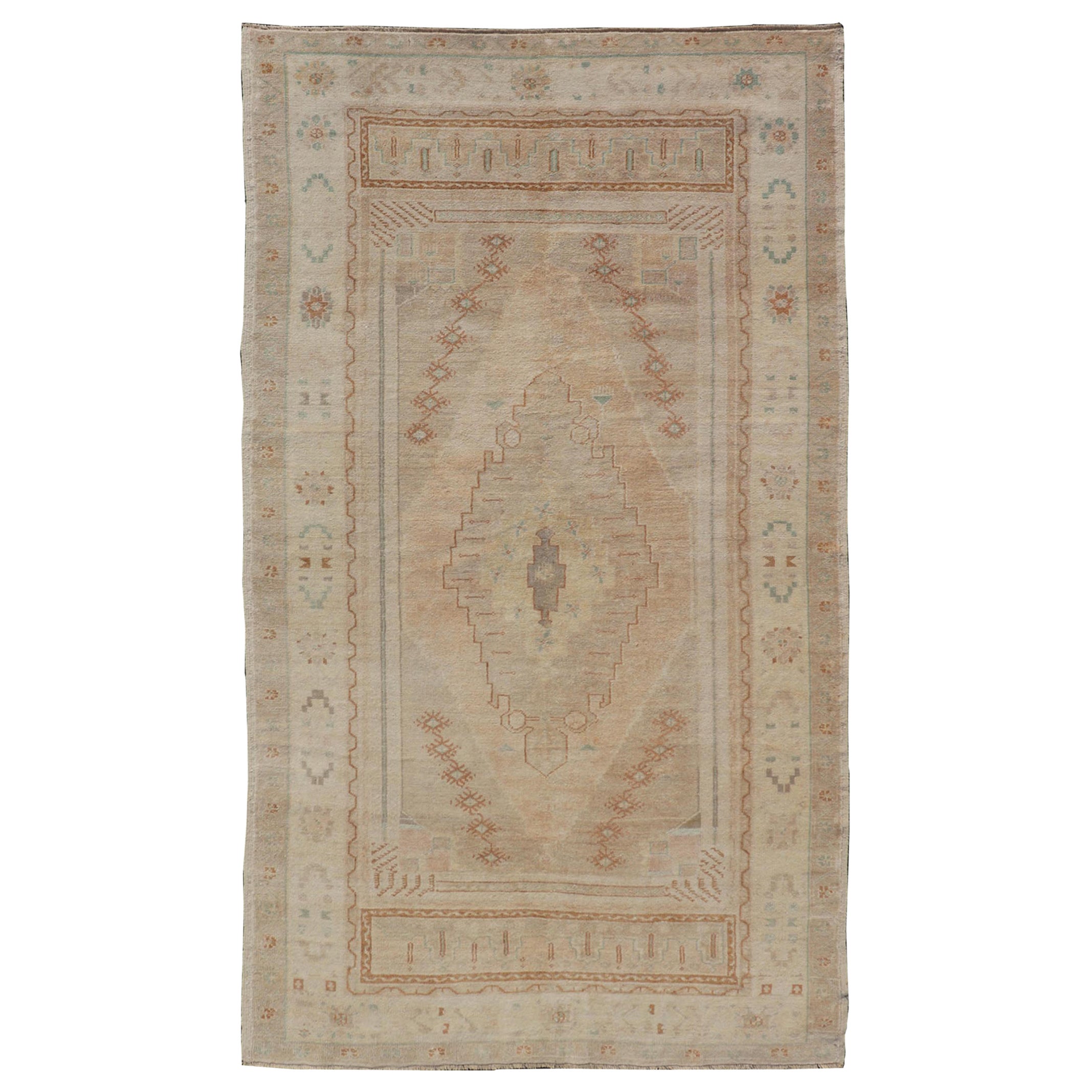 Tappeto Oushak vintage dalla Turchia con colori tenui e medaglione tribale