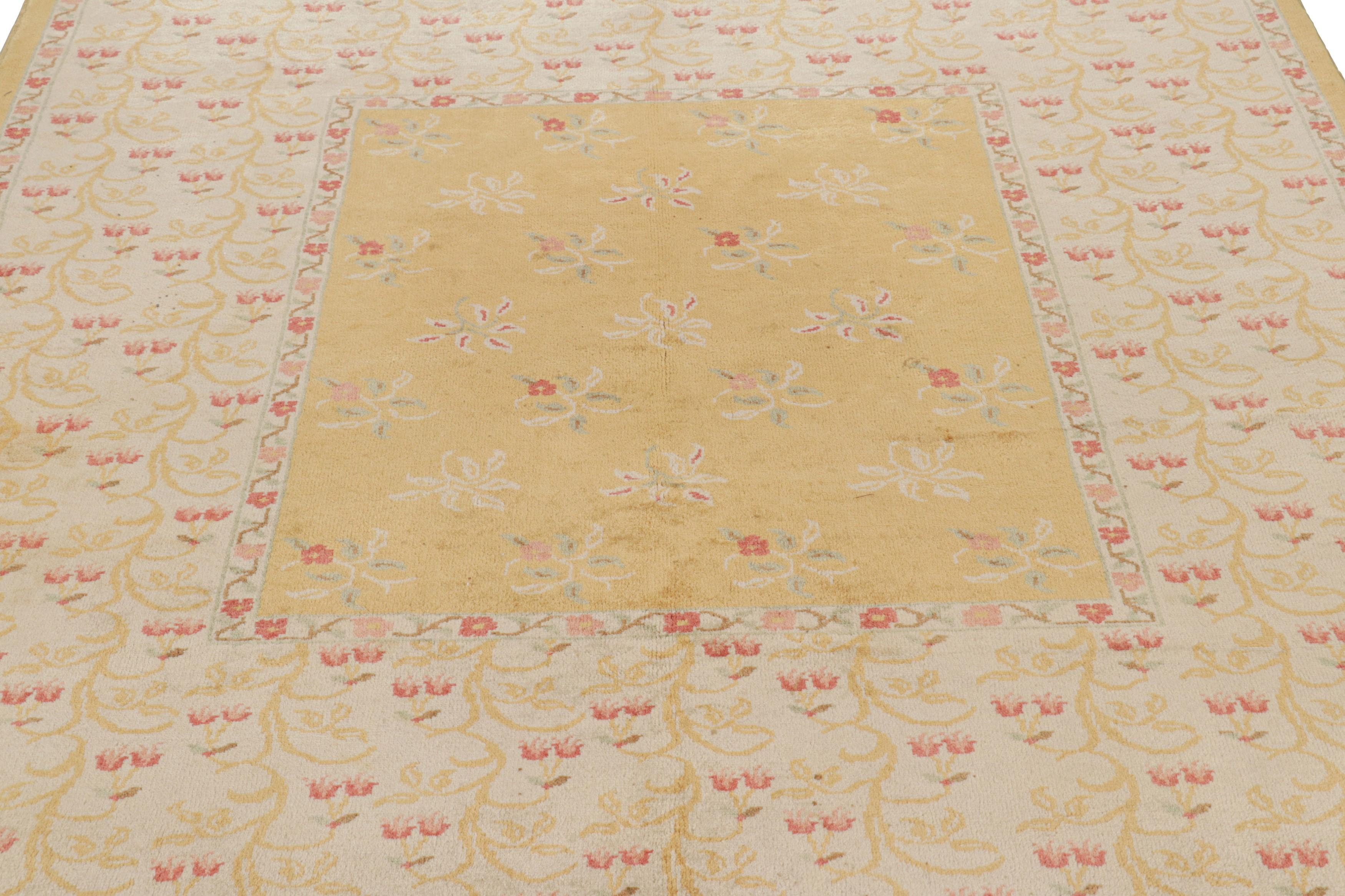 Dieser 5 x 7 große Oushak-Teppich aus handgeknüpfter Wolle aus der Türkei (ca. 1940-1950) ist eine außergewöhnlich seltene und aufregende neue Kuration aus der Sammlung von Rug & Kilim mit dieser Provenienz. 

Über das Design: 

Bewunderer des