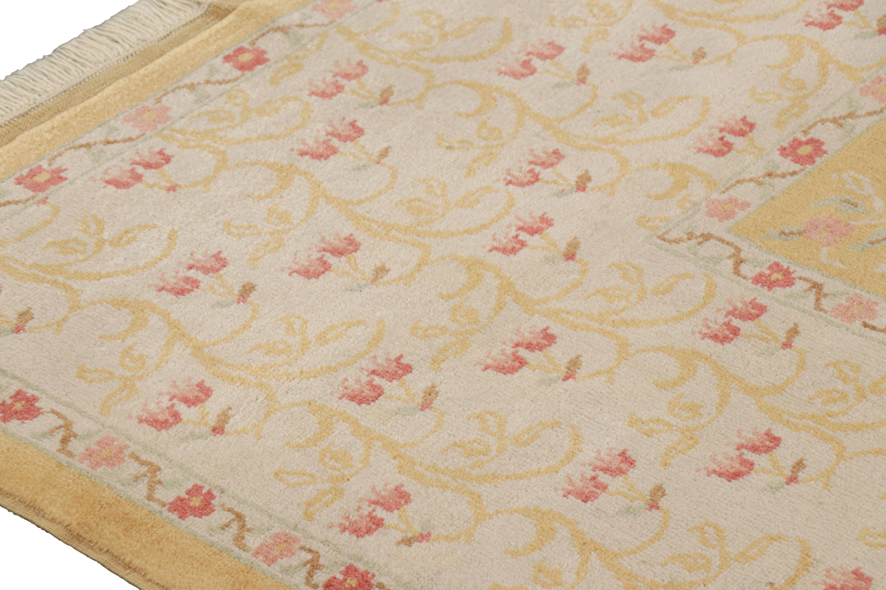 Oushak Vintage-Teppich in Gold und Beige mit floralen Mustern  Rug & Kilim (Türkisch) im Angebot