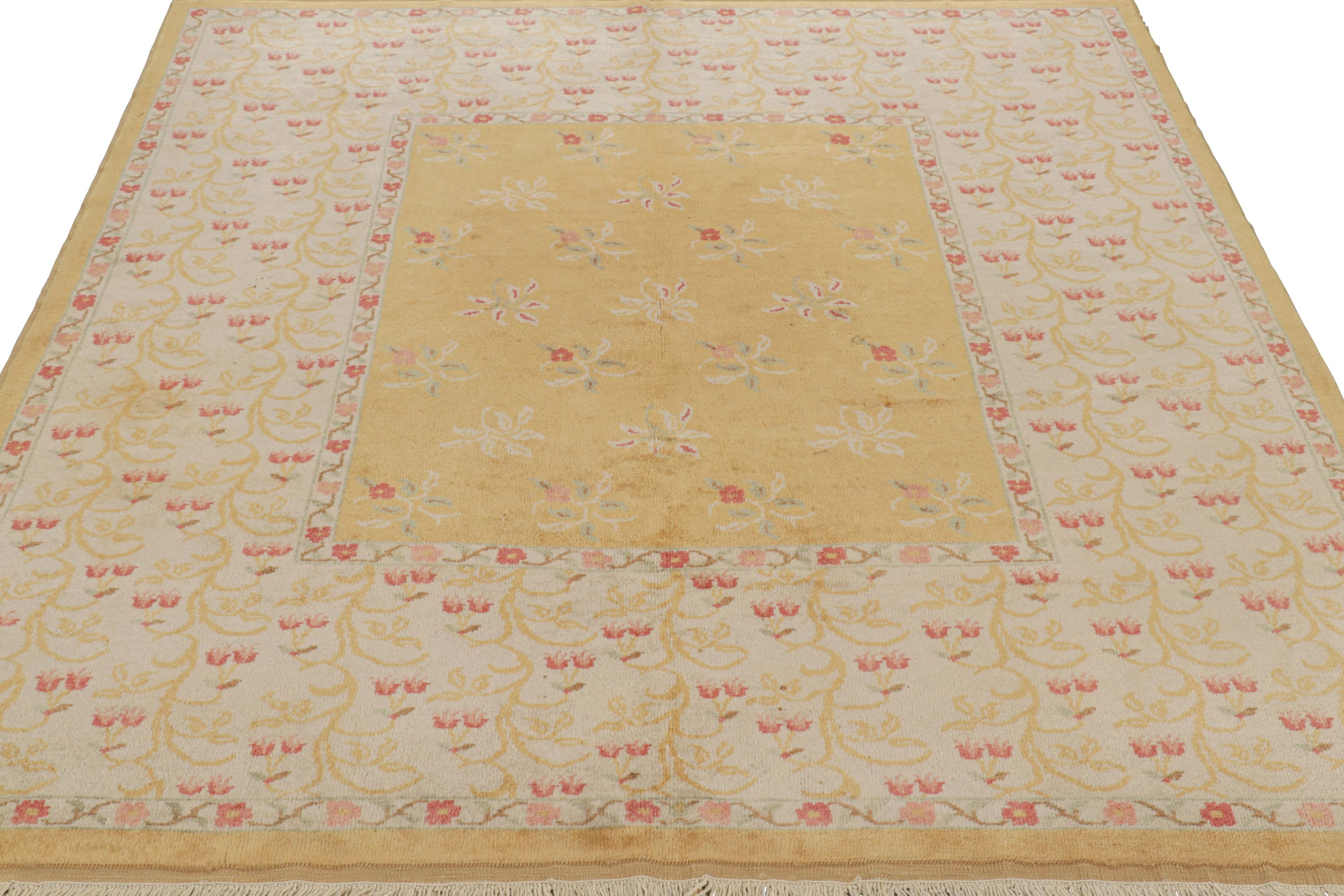 Oushak Vintage-Teppich in Gold und Beige mit floralen Mustern  Rug & Kilim (Handgeknüpft) im Angebot