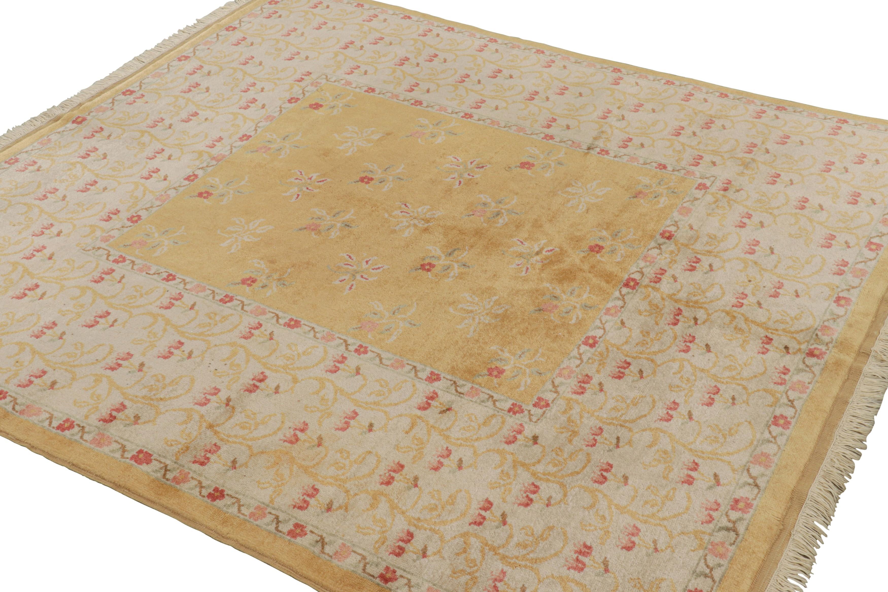 Oushak Vintage-Teppich in Gold und Beige mit floralen Mustern  Rug & Kilim im Zustand „Gut“ im Angebot in Long Island City, NY