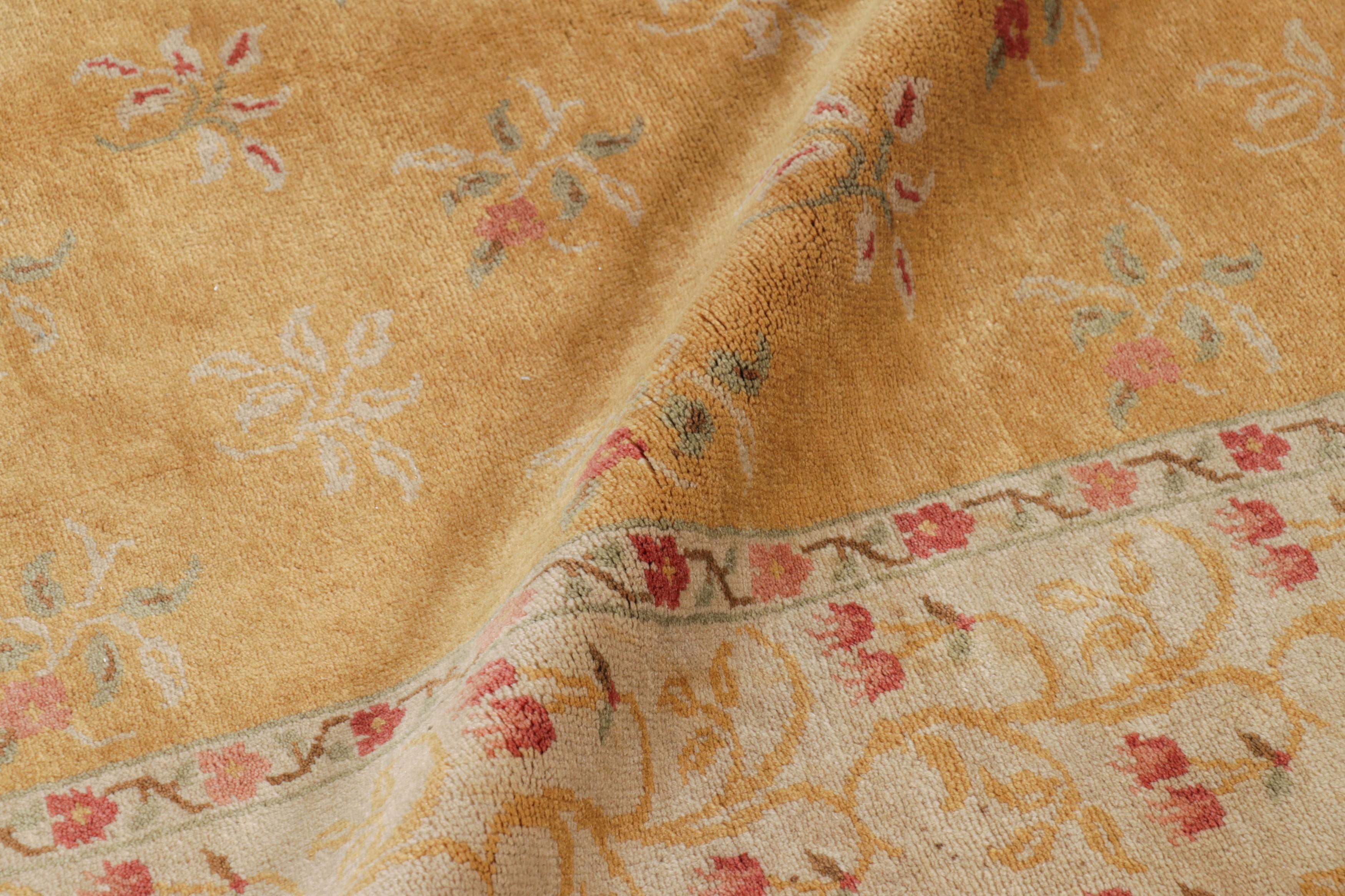 Oushak Vintage-Teppich in Gold und Beige mit floralen Mustern  Rug & Kilim (Mitte des 20. Jahrhunderts) im Angebot