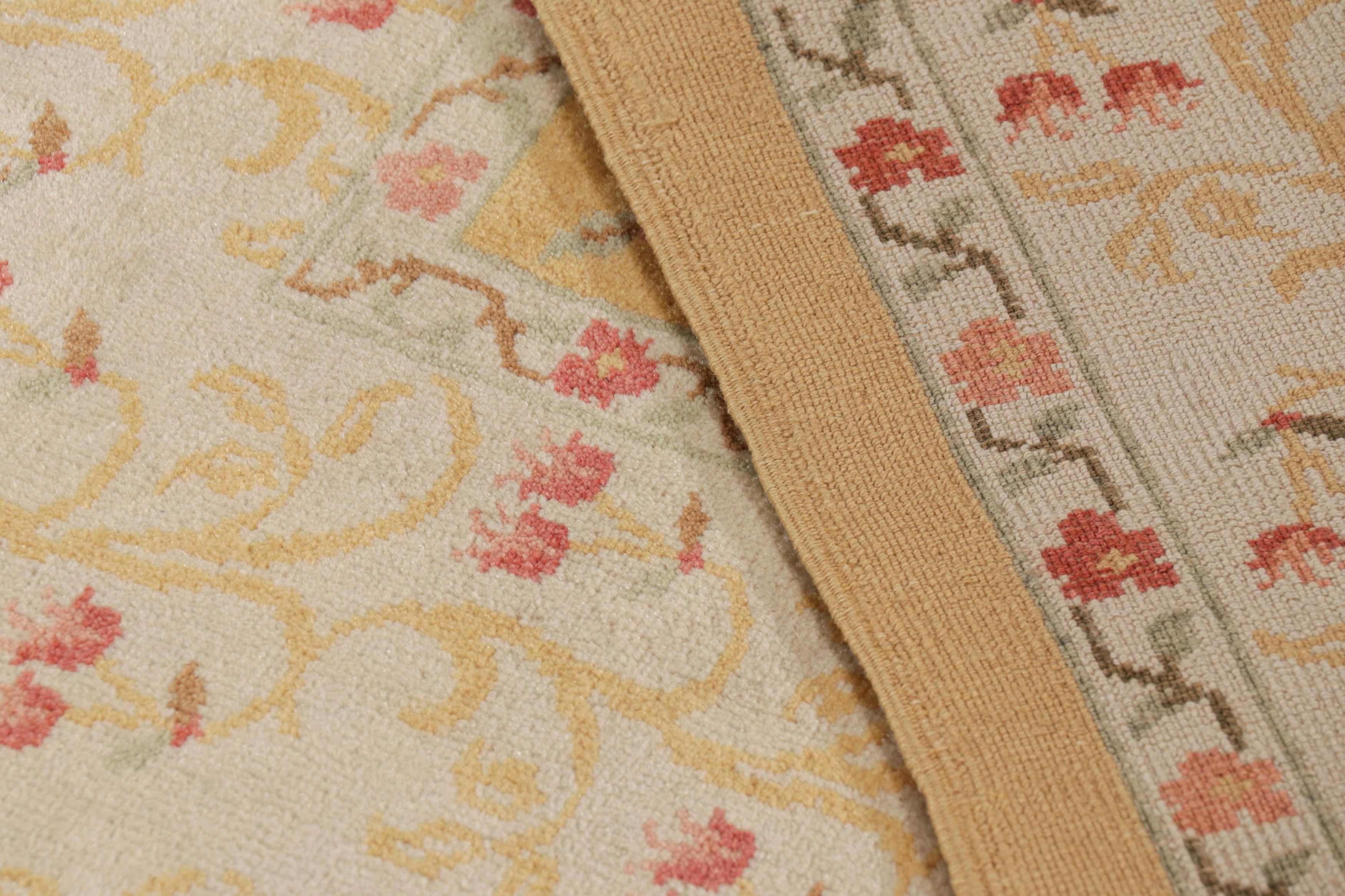 Oushak Vintage-Teppich in Gold und Beige mit floralen Mustern  Rug & Kilim (Wolle) im Angebot